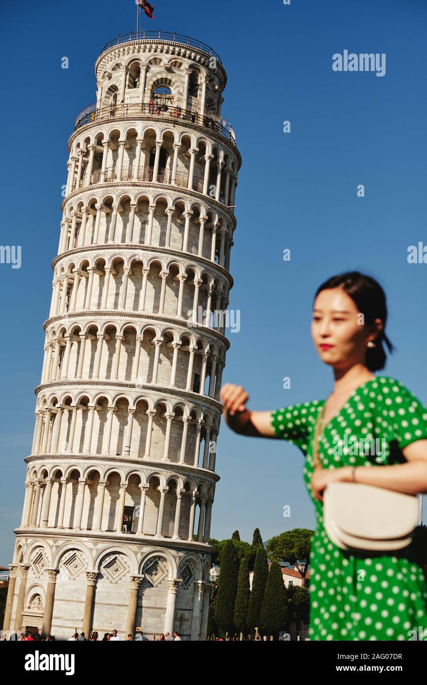 Estate turisti che si godono la Torre Pendente di Pisa in Piazza dei Miracoli a Pisa Italia EU - foto turistiche - Tourist pongono - turismo virale Foto Stock
