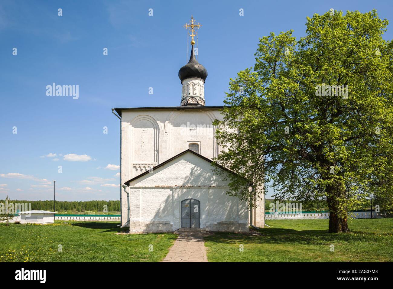 Antica russa di pietra bianca chiesa di Boris e Gleb costruito nel 1152 nel villaggio di Kideksha, vicino alla città di Suzdal. Anello d'oro della Russia Foto Stock
