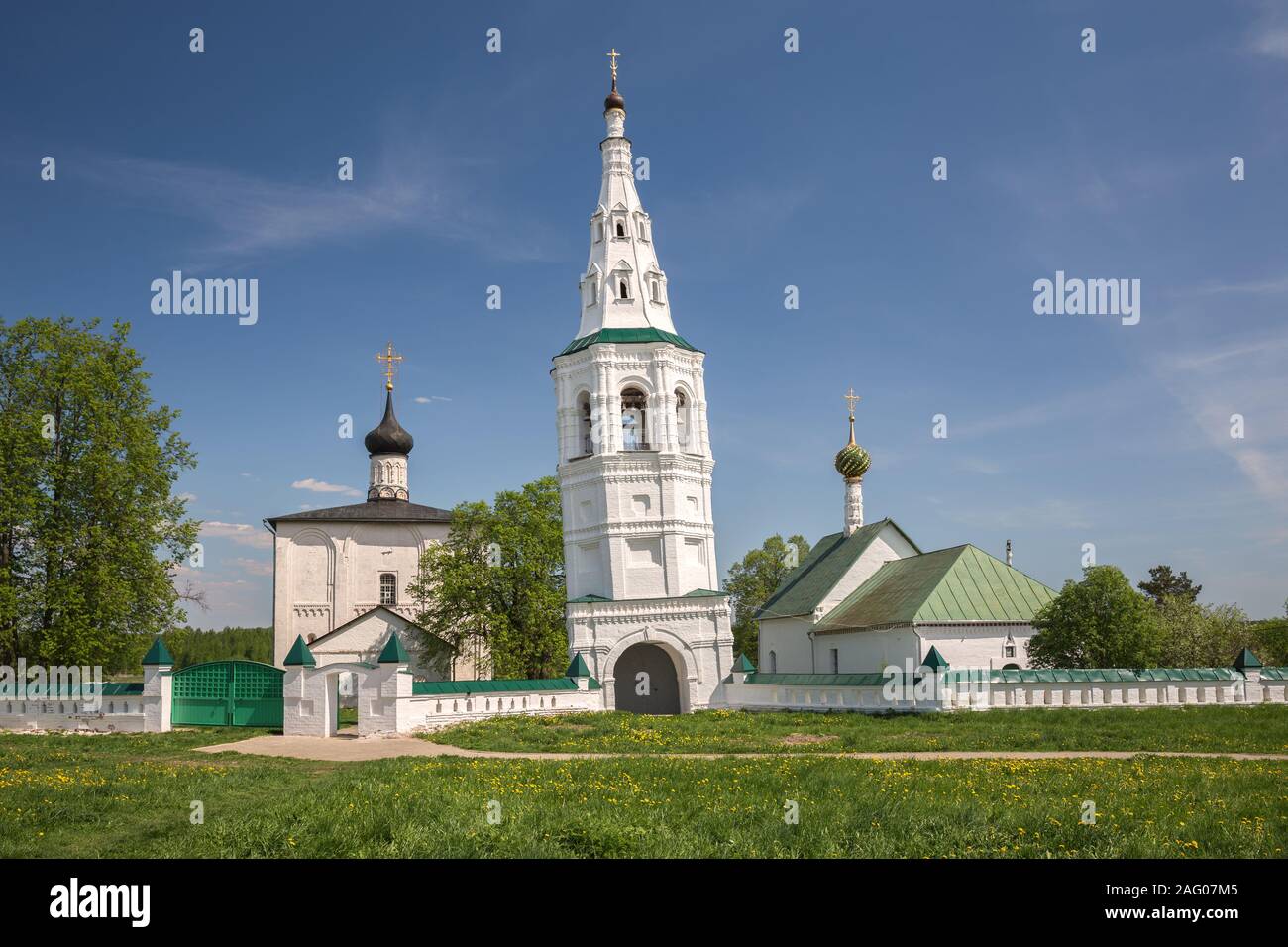 Complesso architettonico del monastero di Borisoglebsky con la caduta di una torre campanaria. Kideksha Village, vicino alla città di Suzdal, Golden Ring della Russia Foto Stock
