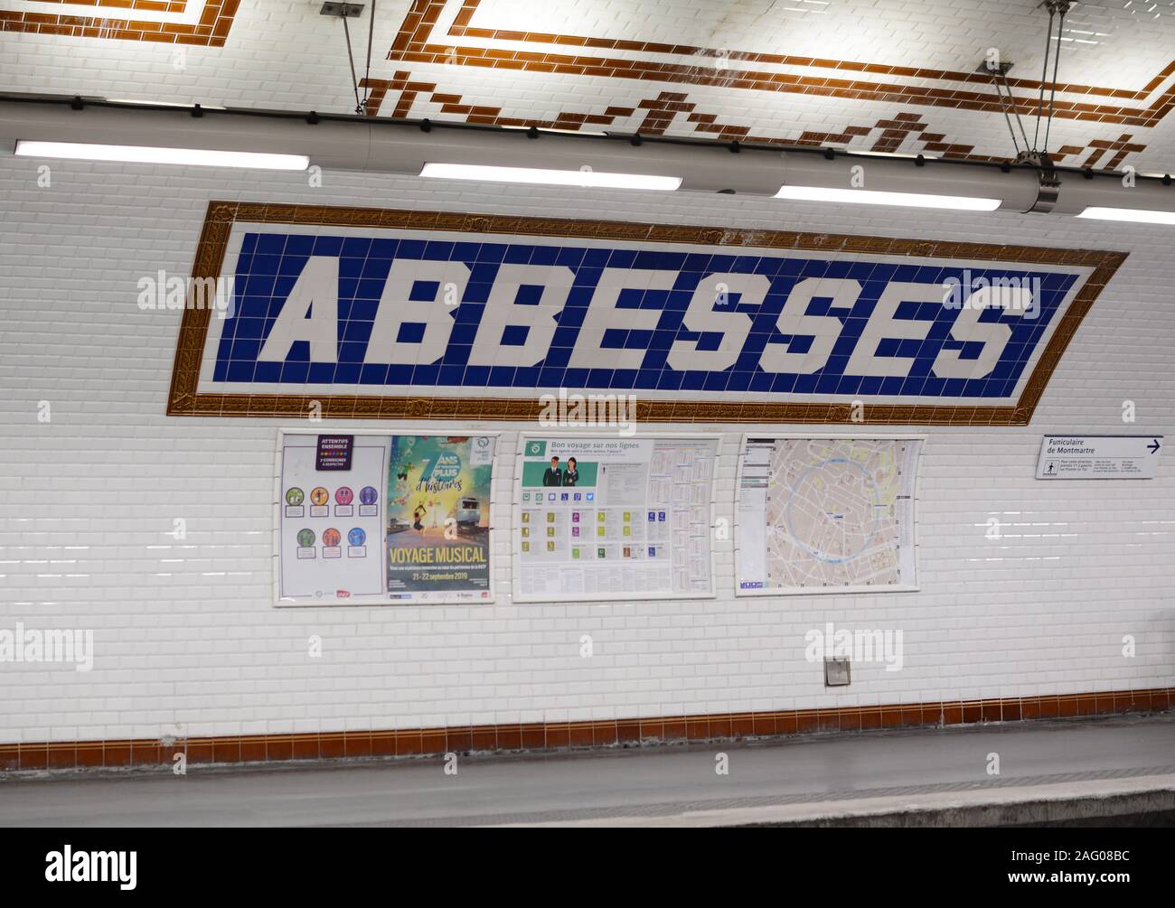 Parigi, Francia - 16 settembre 2019: parete piastrellata di Abbadesse metro stazione ferroviaria di Montmartre, a Parigi il 16 settembre, 2019 Foto Stock
