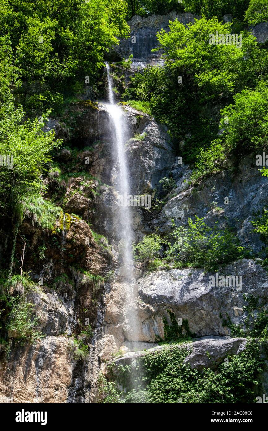 Una bellissima cascata alta Foto Stock