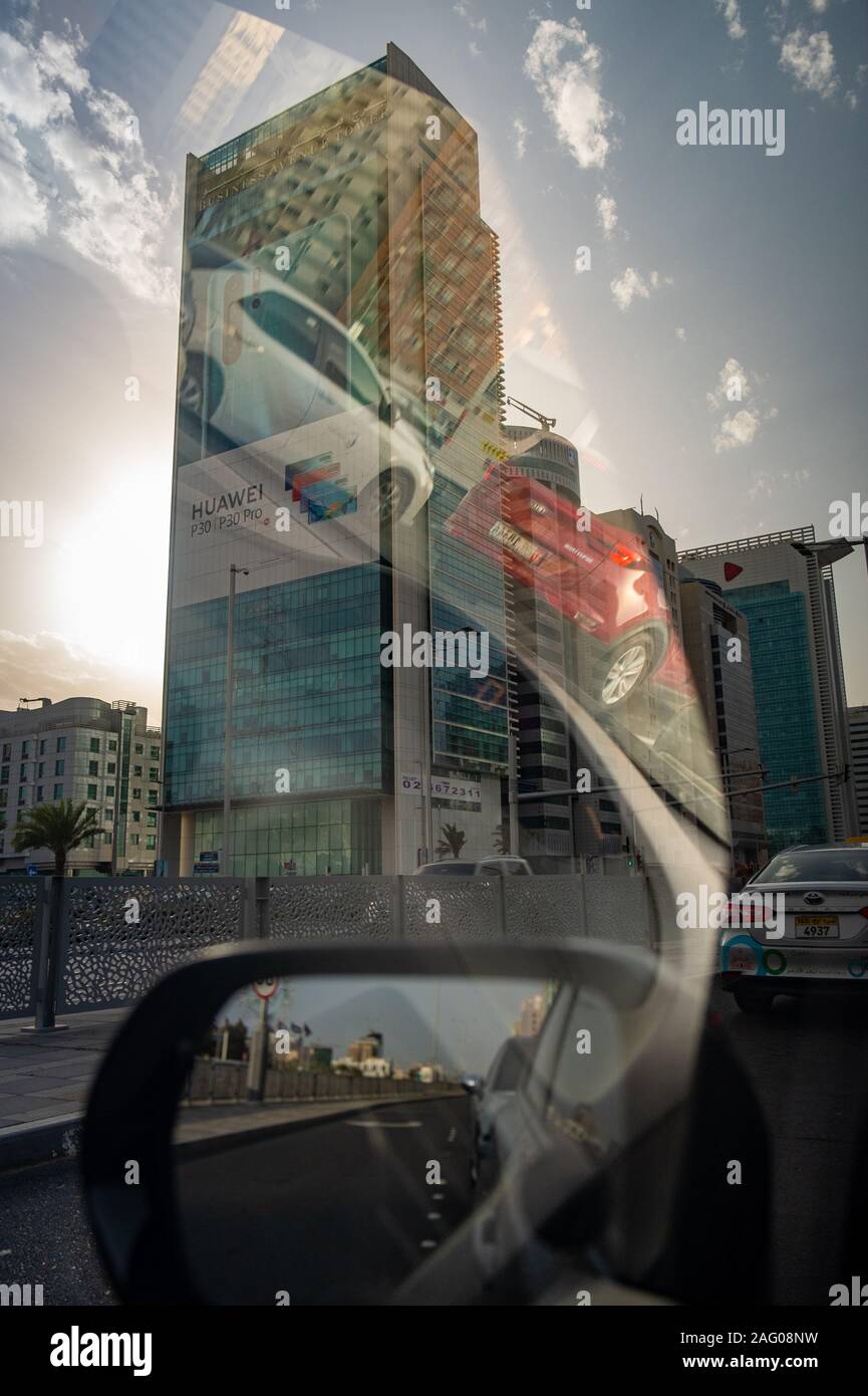 La riflessione di vetture e Hi-edificio di Abu Dhabi il Salam Street, EMIRATI ARABI UNITI Foto Stock