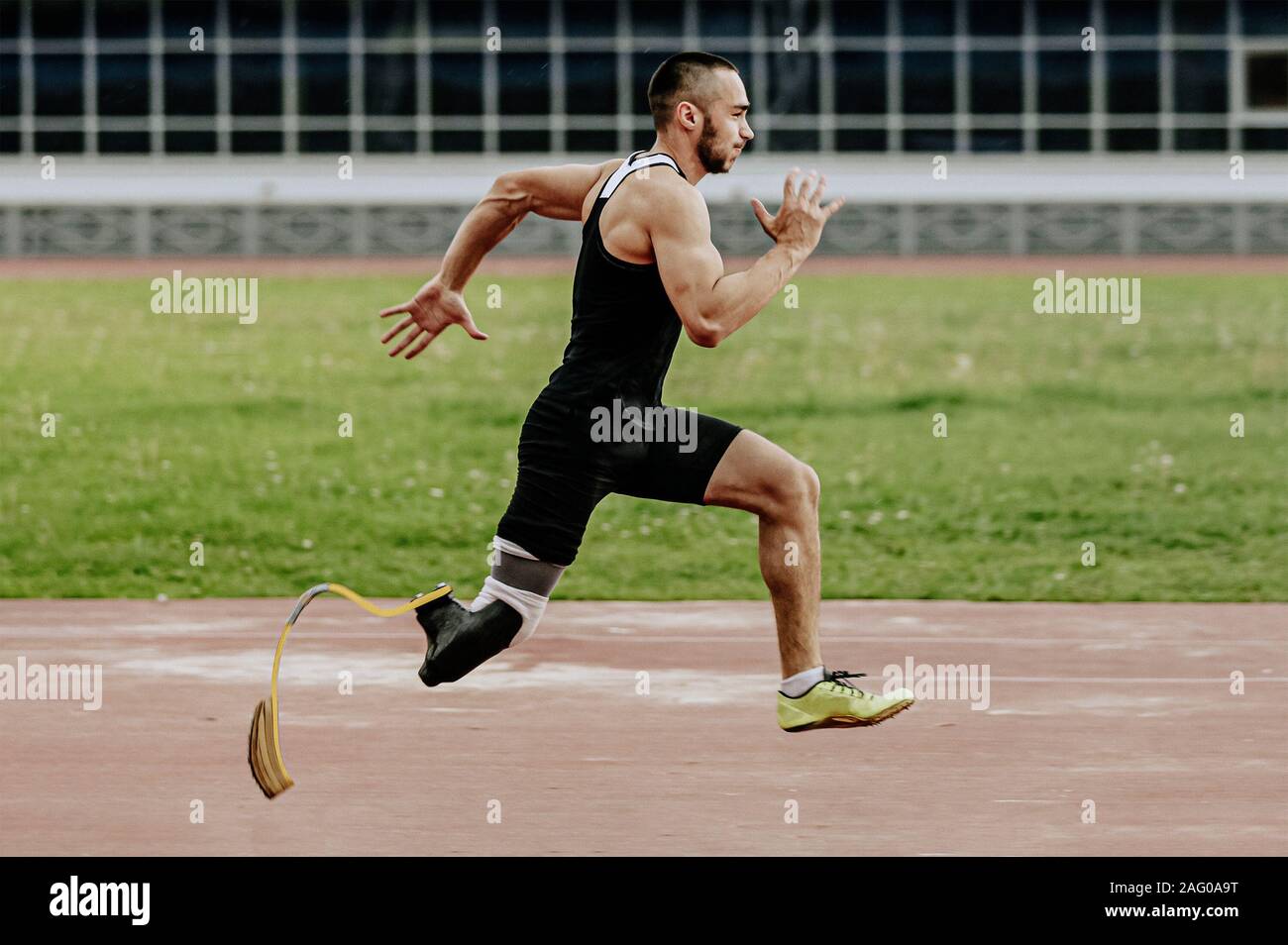 L'uomo atleta con gambe protesica in esecuzione in via stadium Foto Stock