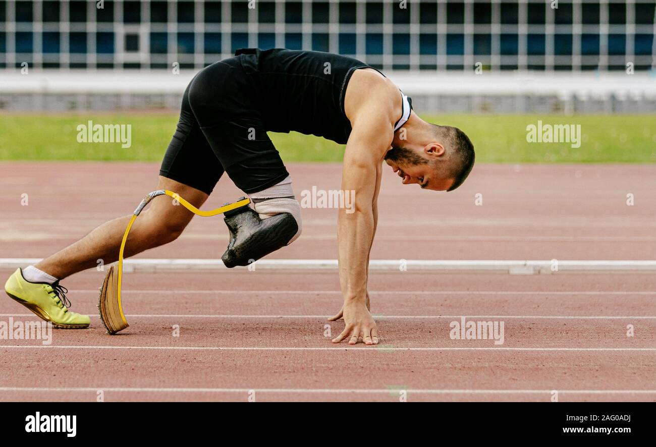 Atleti disabili amputato gamba sprint di inizio esecuzione di atletica leggera Foto Stock