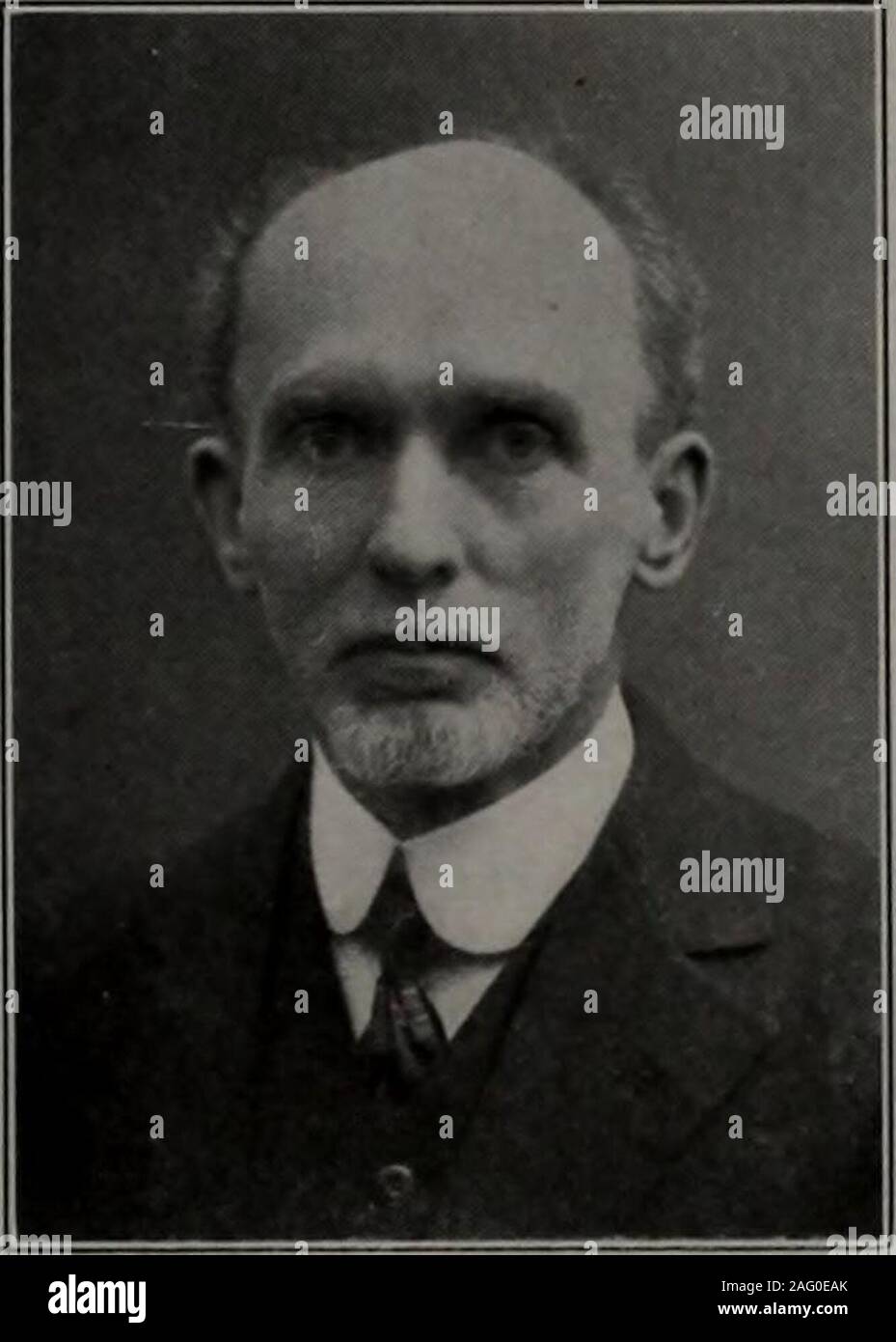 . Specchio, 1921. William Risby Whitehorne, A.M., Ph.D.WillieOh, my-sì. Il Youd essere sorpreso-Nato a Kingston, Giamaica, West Indies, Feb. 9,1873; è stata graduata da Somerville, Massachusetts, HighSchool e ciuffi College University School, Provi-dence, R. I.; Muhlenberg College, Allentown, Penn.;Pratt Institute di Brooklyn, N. Y.; membro del Delta DeltaTau fraternità; American Physical Society;Fellow della Associazione americana per il progresso-mento della scienza; professore di fisica a Bates poiché1907. 16 George Edwin Ramsdell, A.M.prof. Tutti RamsdellIts rifjlit, b&GT;it mt abbastanza rif/ht.Nato a Turner, Maine, un Foto Stock