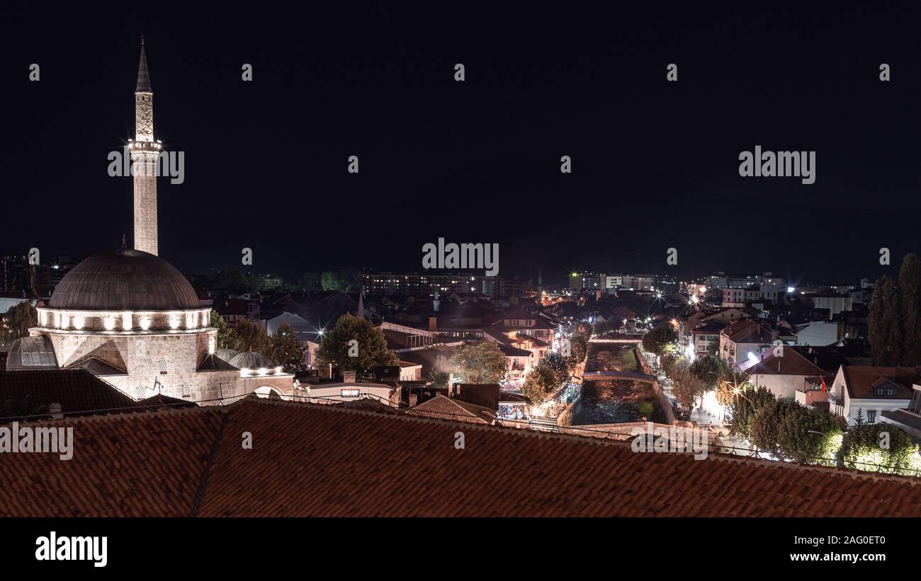 Notte Prizren nel Kosovo, balcanica vibes e vecchi tetti Foto Stock