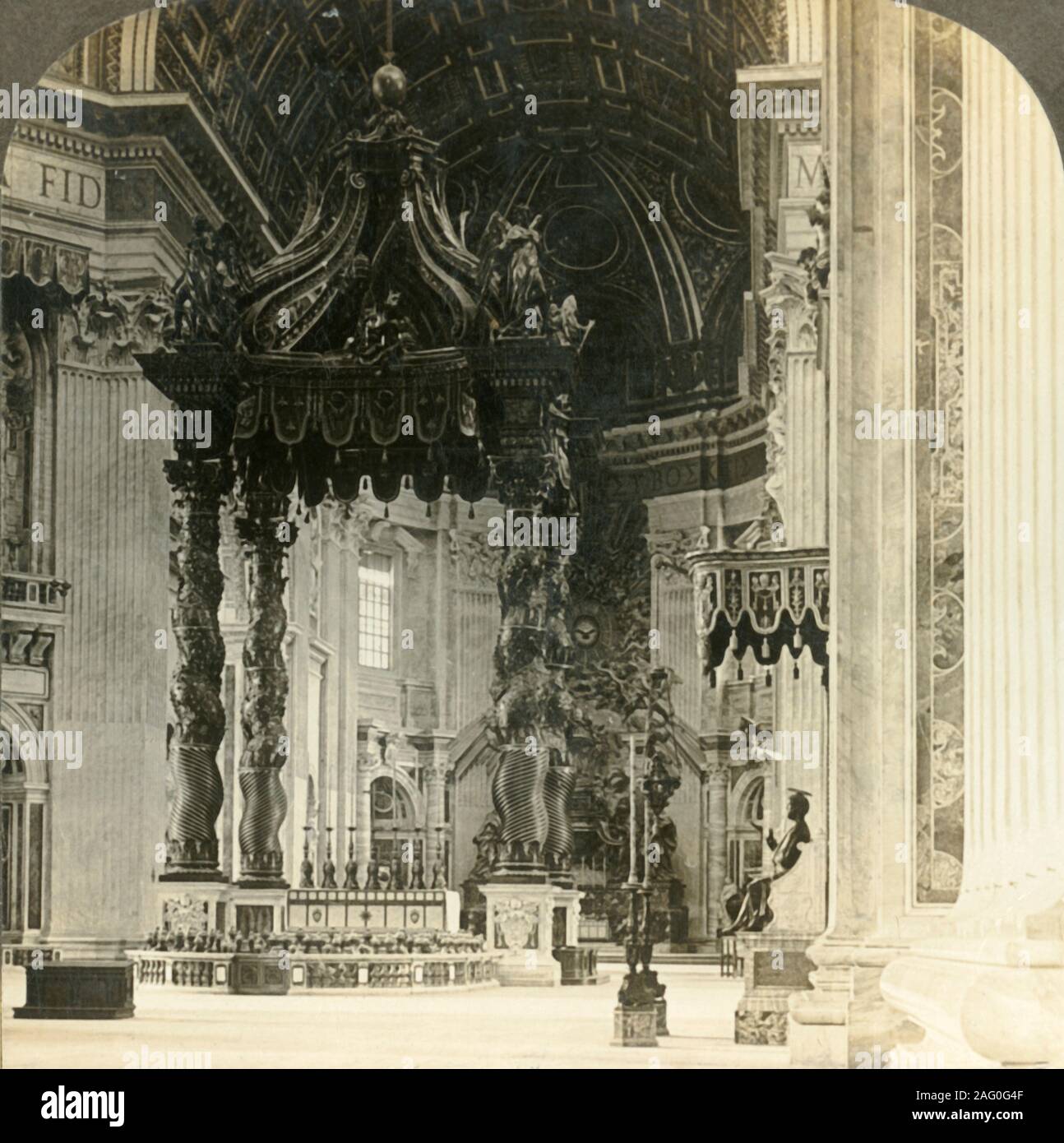 " Il grande altare, con il suo baldacchino, 95 metri di altezza, la chiesa di San Pietro, Roma, Italia", c1909. Grande barocco bronzo scolpite tettoia sopra l altare maggiore della Basilica di San Pietro in Vaticano, disegnato dall'artista italiano Gian Lorenzo Bernini costruito 623-1634. Per essere visualizzati su un Sun stereoscopio scultura realizzata da Underwood &AMP; Underwood. [Rose Stereografia Company, Melbourne, Sydney, Wellington &AMP; Londra, c1909] Foto Stock