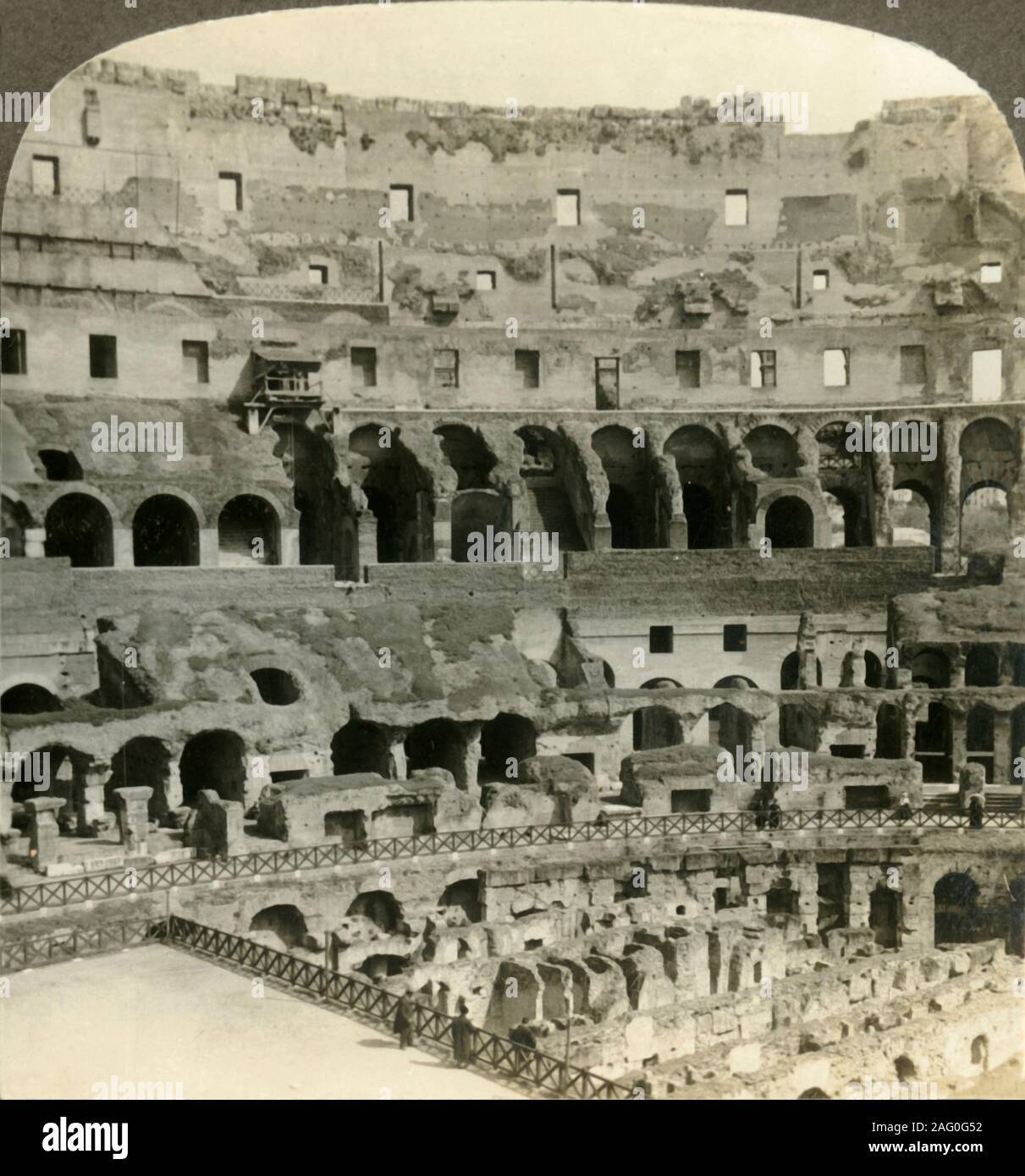 'Stupendous interno del Colosseo, con tane di belve, Roma', C1909. Anfiteatro Flavio a Roma, utilizzato per i concorsi dei gladiatori e spettacoli pubblici, costruita in travertino calcare. Iniziato sotto l'imperatore Vespasiano nel 72 d.c. e completato in ANNUNCIO 80 sotto il suo successore ed erede, Tito. Per essere visualizzati su un Sun stereoscopio scultura realizzata da Underwood &AMP; Underwood. [Rose Stereografia Company, Melbourne, Sydney, Wellington &AMP; Londra, c1909] Foto Stock