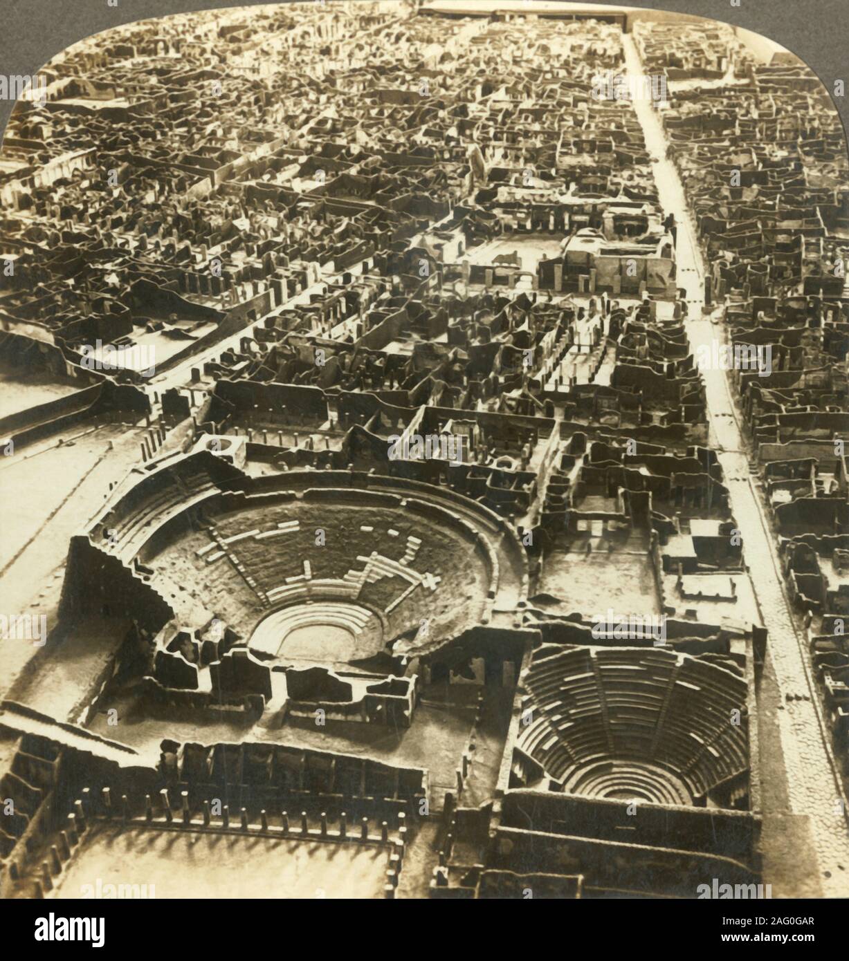 'Modello di rovine di Pompei e il Museo Nazionale di Napoli Italia', C1909. Pompei fu antica città romana sepolta sotto 4 a 6 m di ceneri vulcaniche dall'eruzione del Vesuvio nel 79 D.C.. Modello progettato su iniziativa di Giuseppe Fiorelli, supervisore degli scavi di Pompei dal 1861 presso il Museo Archeologico Nazionale di Napoli. Per essere visualizzati su un Sun stereoscopio scultura realizzata da Underwood &AMP; Underwood. [Rose Stereografia Company, Melbourne, Sydney, Wellington &AMP; Londra, c1909] Foto Stock