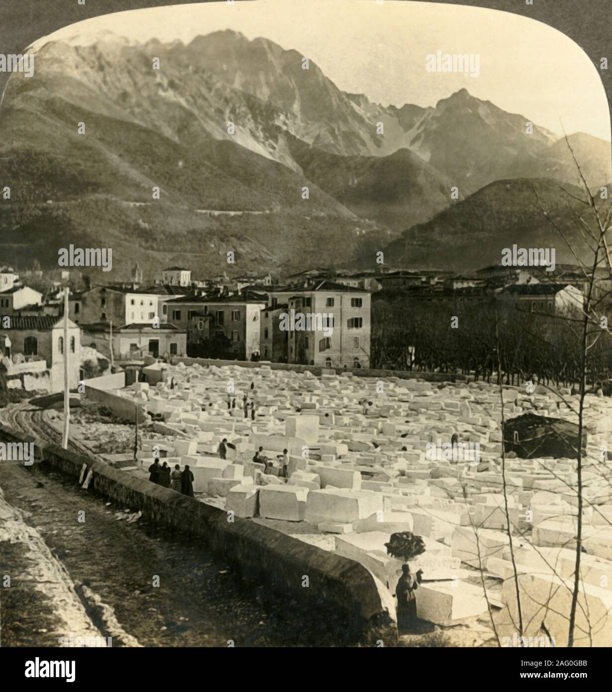 'Marmo blocchi per le raffinate sculture a Carrara, Italia', C1909. Carrara sul fiume Carrione in Toscana è notevole per il bianco o blu-grigio marmo scavati vi. Alla fine del XIX secolo Carrara divenne la culla di anarchismo in Italia. Per essere visualizzati su un Sun stereoscopio scultura realizzata da Underwood &AMP; Underwood. [Rose Stereografia Company, Melbourne, Sydney, Wellington &AMP; Londra, c1909] Foto Stock