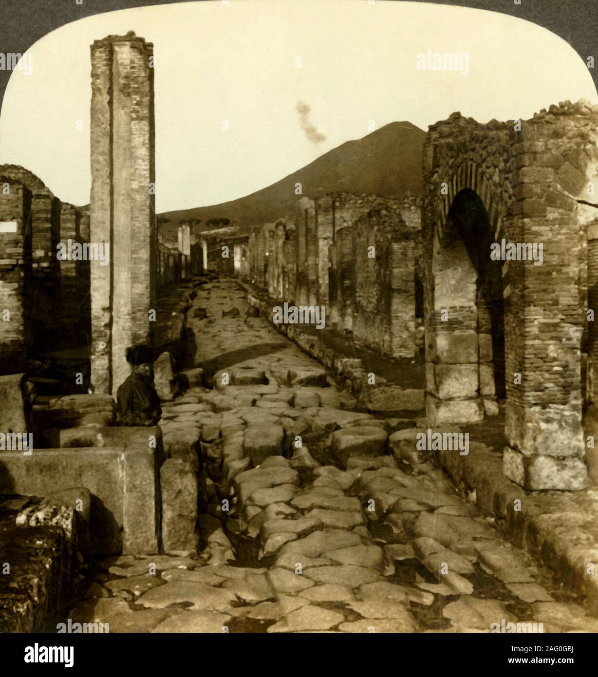 "Le antiche tracce delle ruote, street di Stabia (N.W.), Pompei, Italia', C1909. L antica città romana di Stabiae fu sepolto sotto due metri di ceneri vulcaniche dall'eruzione del Vesuvio nel 79 D.C.. Per essere visualizzati su un Sun stereoscopio scultura realizzata da Underwood &AMP; Underwood. [Rose Stereografia Company, Melbourne, Sydney, Wellington &AMP; Londra, c1909] Foto Stock