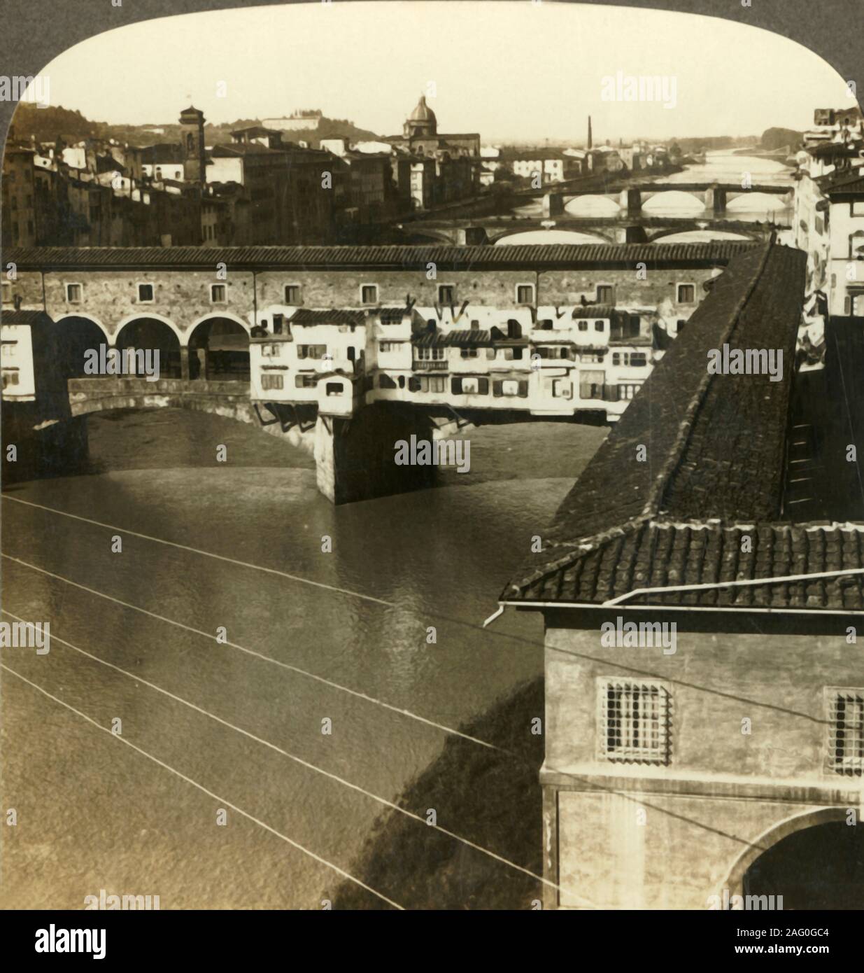 " Ponte Vechio e sweep a ovest del fiume Arno, a Firenze, Italia', C1909. Il Ponte Vecchio è una pietra medievale ponte arcuato per essere visualizzato su un Sun stereoscopio scultura realizzata da Underwood &AMP; Underwood. [Rose Stereografia Company, Melbourne, Sydney, Wellington &AMP; Londra, c1909] Foto Stock