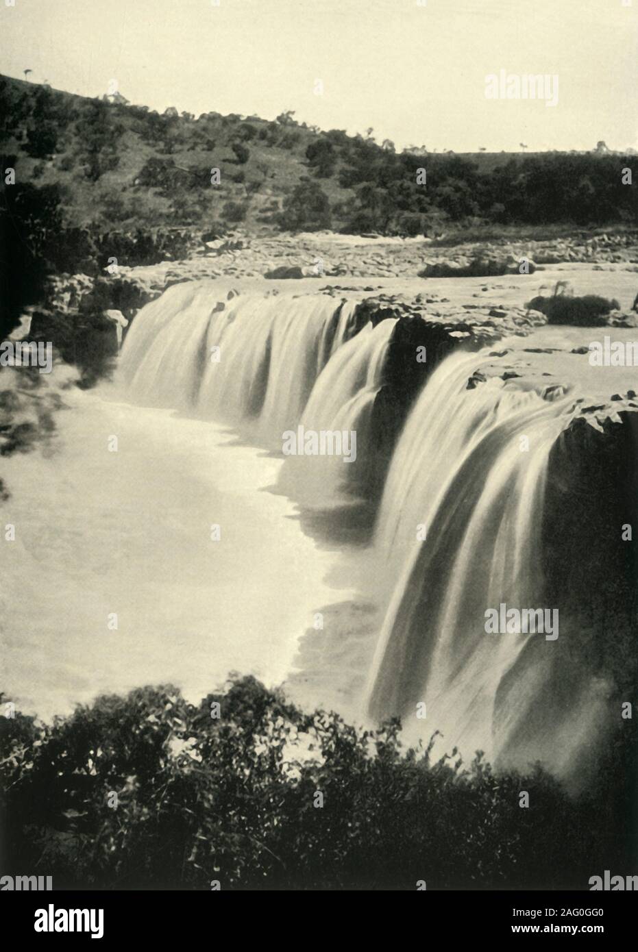 'Cade sul fiume Tugela', 1900. Il fiume Tugela nel nord di Natal, Sud Africa - una funzione nella strategia durante la Seconda guerra boera. Da "Il Sud Africa e la guerra Transvaal, Vol. III", da Luigi Creswicke. [T. C. &AMP; E. C. Jack, Edimburgo, 1900] Foto Stock