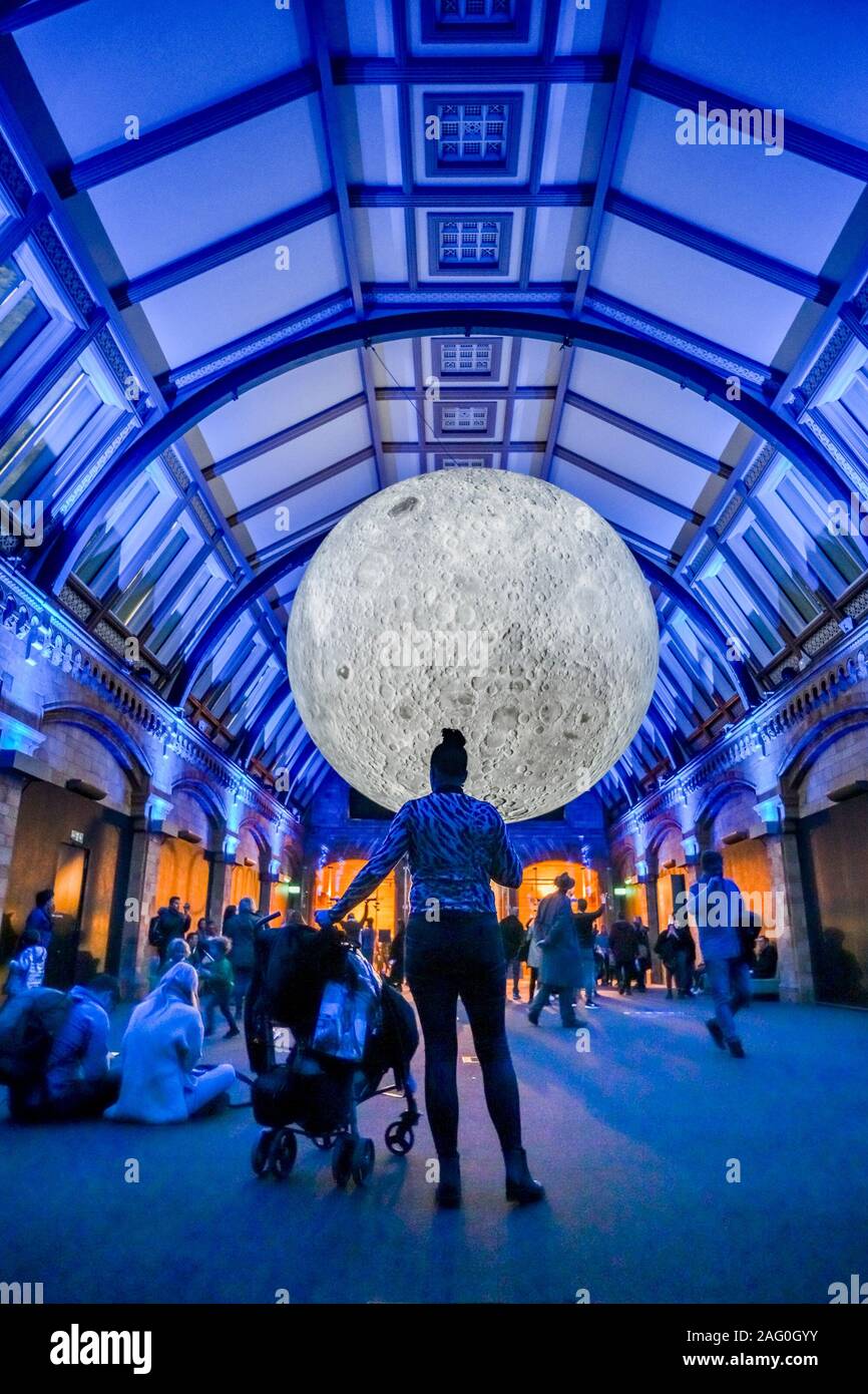 Museo della luna artwork installazione, da Luke Jerram, Museo di Storia Naturale di Londra, Inghilterra, Regno Unito Foto Stock