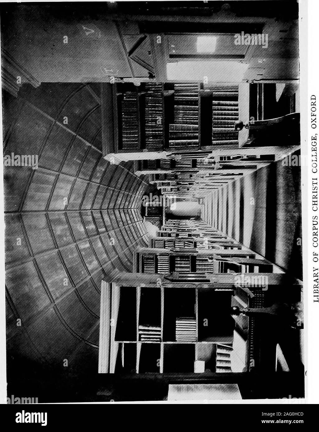 . Old english librerie; il processo decisionale, raccolta e uso dei libri durante il medioevo. ouse alltoo era piccola. Una divinità scuola sembra essere stata firstprojected nel 1423; la costruzione è iniziata circa sette yearslater; ^ ma il lavoro procedeva molto lentamente, a causa towant del denaro che le autorità hanno tentato di sollevare invarious modi, anche mediante la concessione di gradi in termini di facile.Quando Gloucesters libri venne overcrowd il oldlibrary-e i libri sono stati incatenati così strettamente togetherthat uno studente durante la lettura di uno impedito l'uso ofthree o quattro libri vicino a it-l'idea è stata apparentlyfirst suggeriva di erigere un Foto Stock