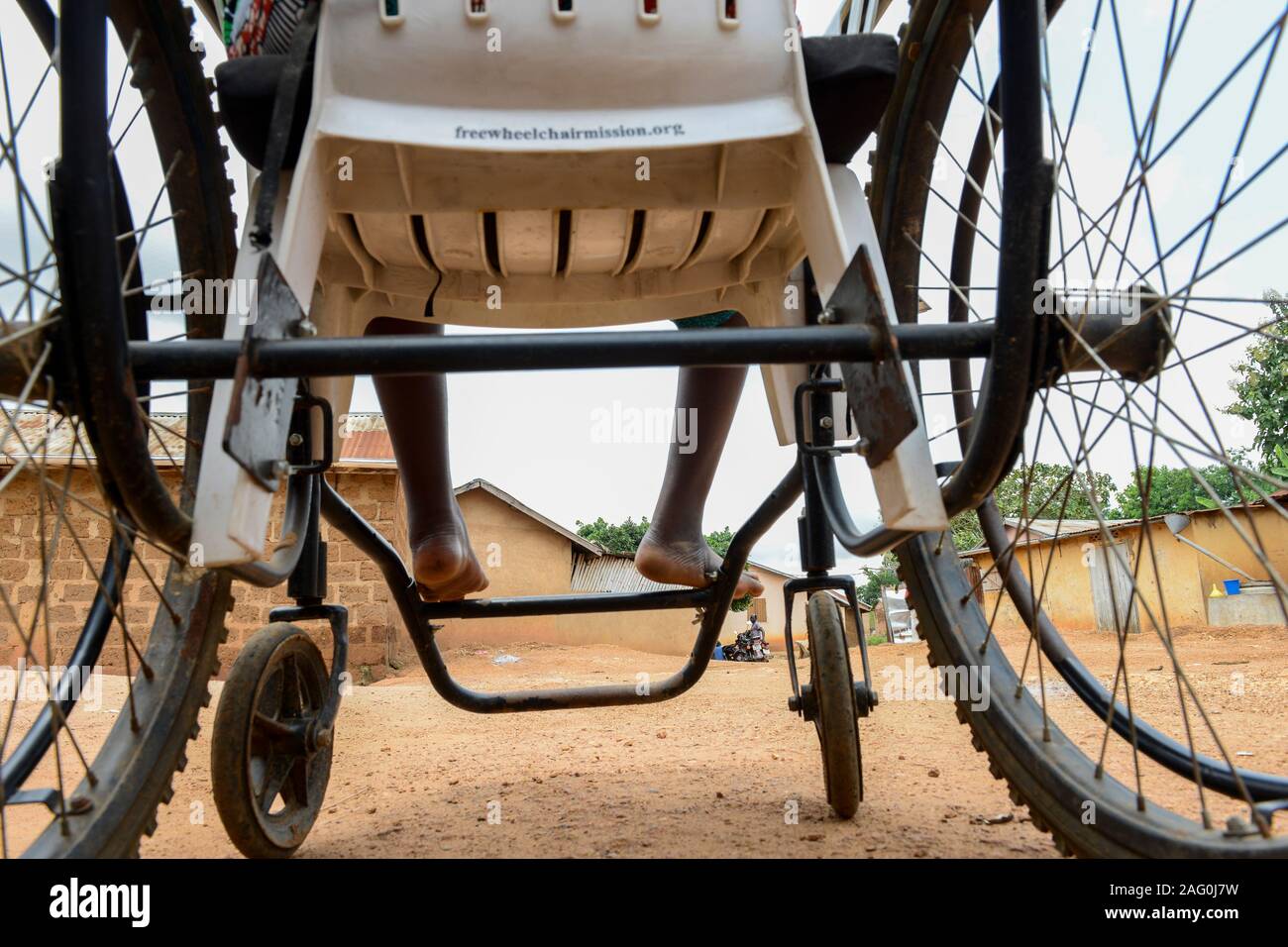Il Togo, Tohoun, villaggio ADJIKAME, giovane donna disabili in carrozzella / junge Frau im Rollstuhl Foto Stock