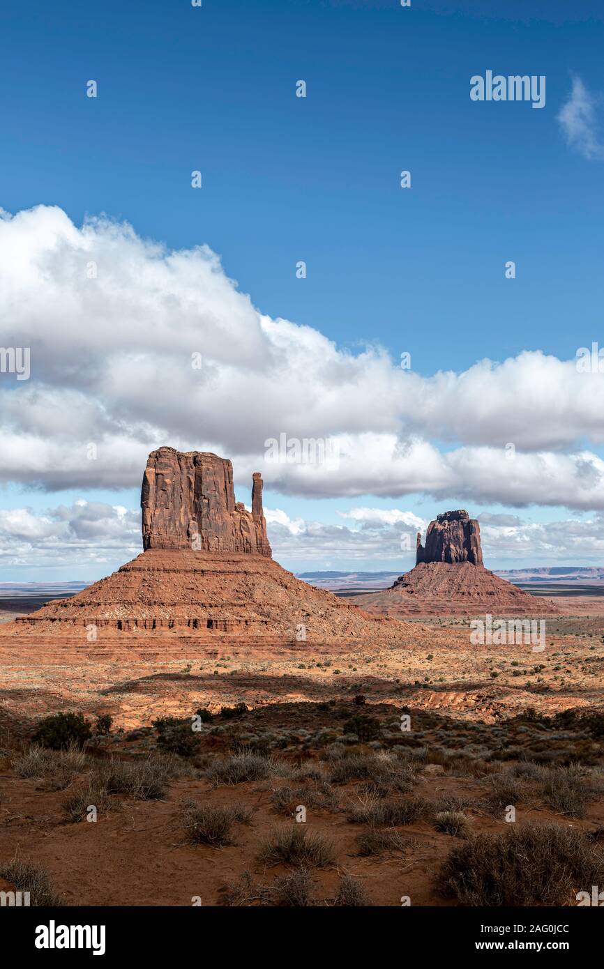West Mitten Butte (sinistra) e Oriente Mitten Butte (i guanti), Monument Valley, Utah e Arizona border, STATI UNITI D'AMERICA Foto Stock
