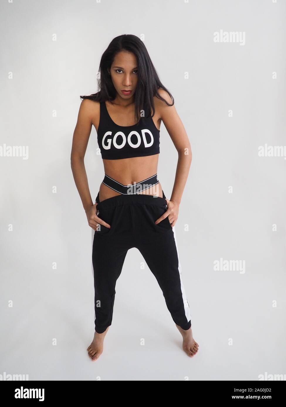 Giovane ragazza latina in abito di fitness per una buona posa per la moda Foto Stock