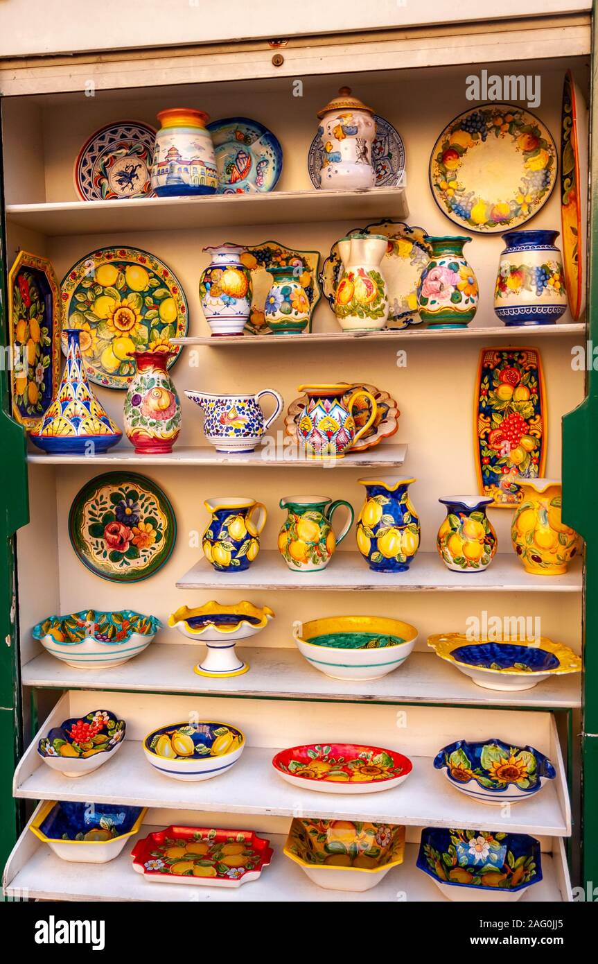 Amalfi, un villaggio e la località balneare di capitale della omonima Costiera Amalfitana, dietro il golfo di Napoli. Dettaglio della ceramica artistica Foto Stock