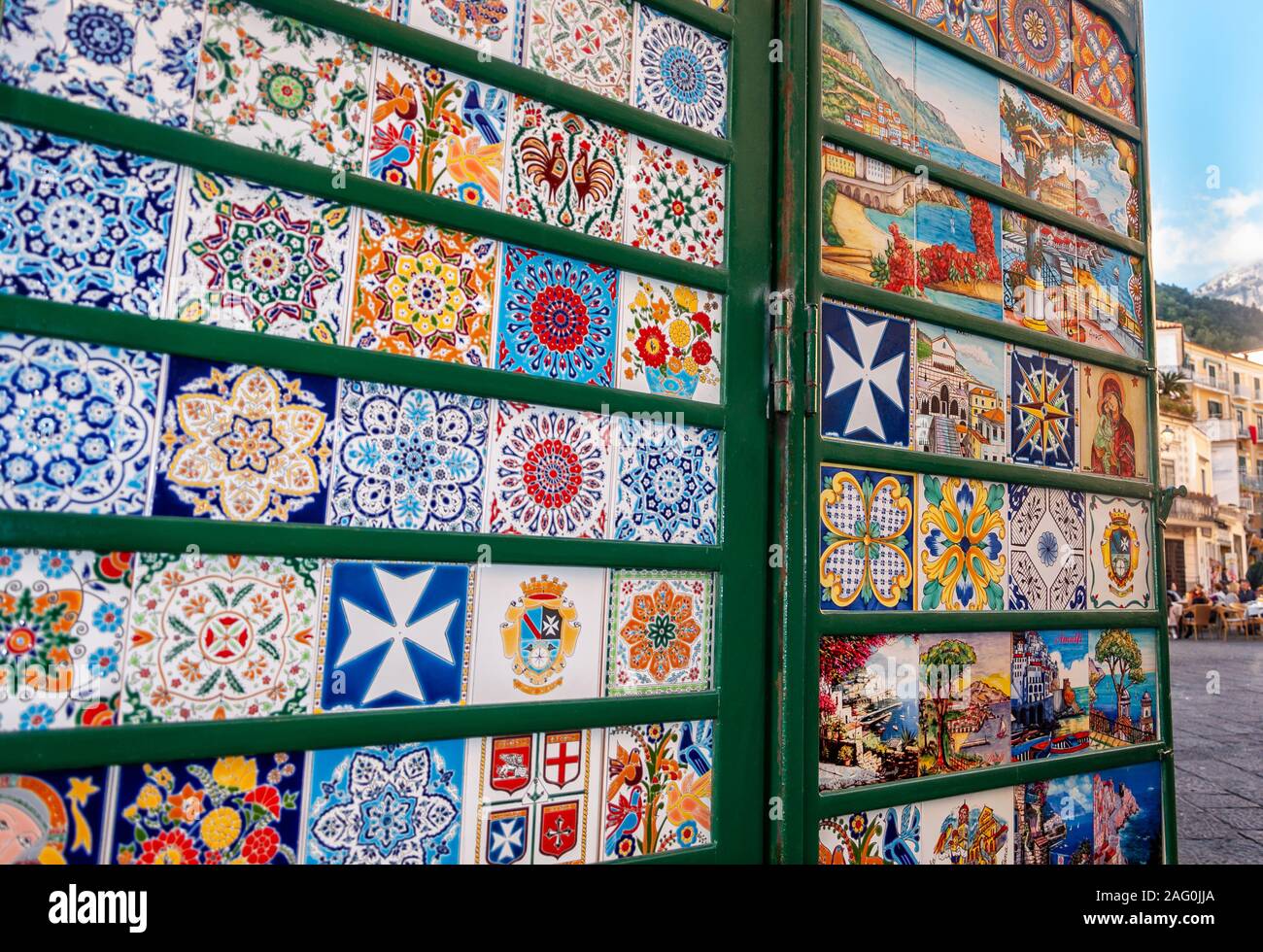 Amalfi, un villaggio e la località balneare di capitale della omonima Costiera Amalfitana, dietro il golfo di Napoli. Dettaglio della ceramica artistica Foto Stock