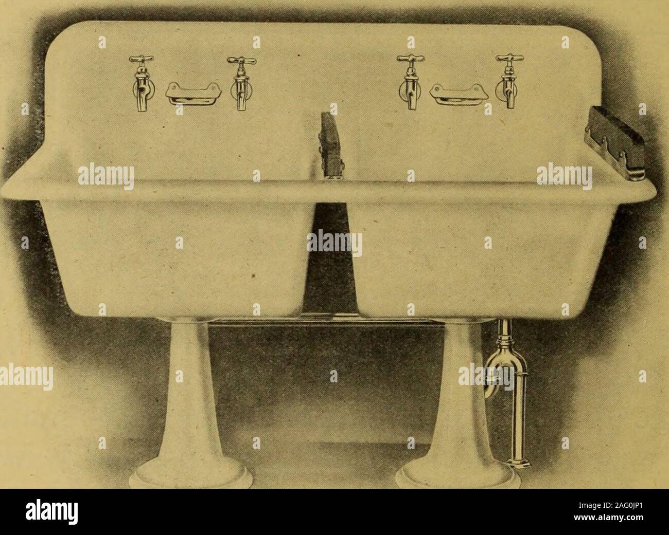 . Merchandising Hardware da agosto a ottobre 1912. Scheda MAMJTEM DEL COMMERCIO TRUO, N.S Agosto 21-22, 1912 Guns Fucili a canna rigata munizioni da una speciale attenzione a questo reparto stockingthe i più recenti prodotti di leader politici e mantenendo su handa molto grandi quantità di merci, che ci permette di fare promptshipments abbiamo costruito una grande azienda. Abbiamo satisfya molti clienti. Siamo in grado di soddisfare ogni vostra esigenza. Pistole Webley & Scott, Newman, Fox, Iver Johnson,Harrington & Richardson. Fucili a canna rigata Winchester, Marlin Ross, Mauser, Standard,Savage, Hamilton, Stevens. Il dominio di munizioni, Kynoch, Winchester.. W. H. THORNE & CO., Li Foto Stock