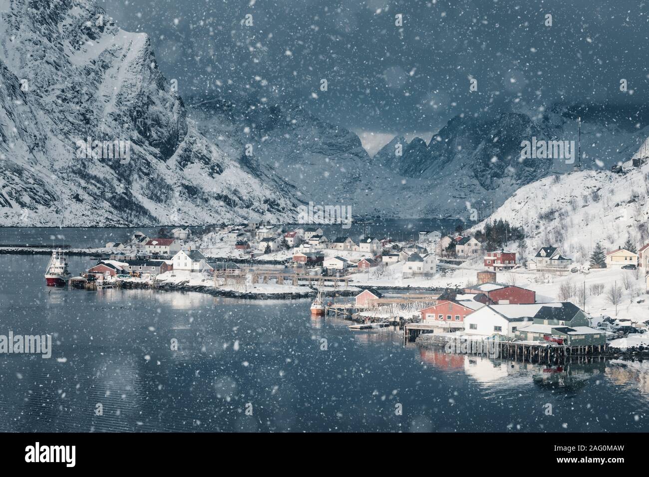 Reine, isole Lofoten in Norvegia. Nevicava paesaggio Foto Stock
