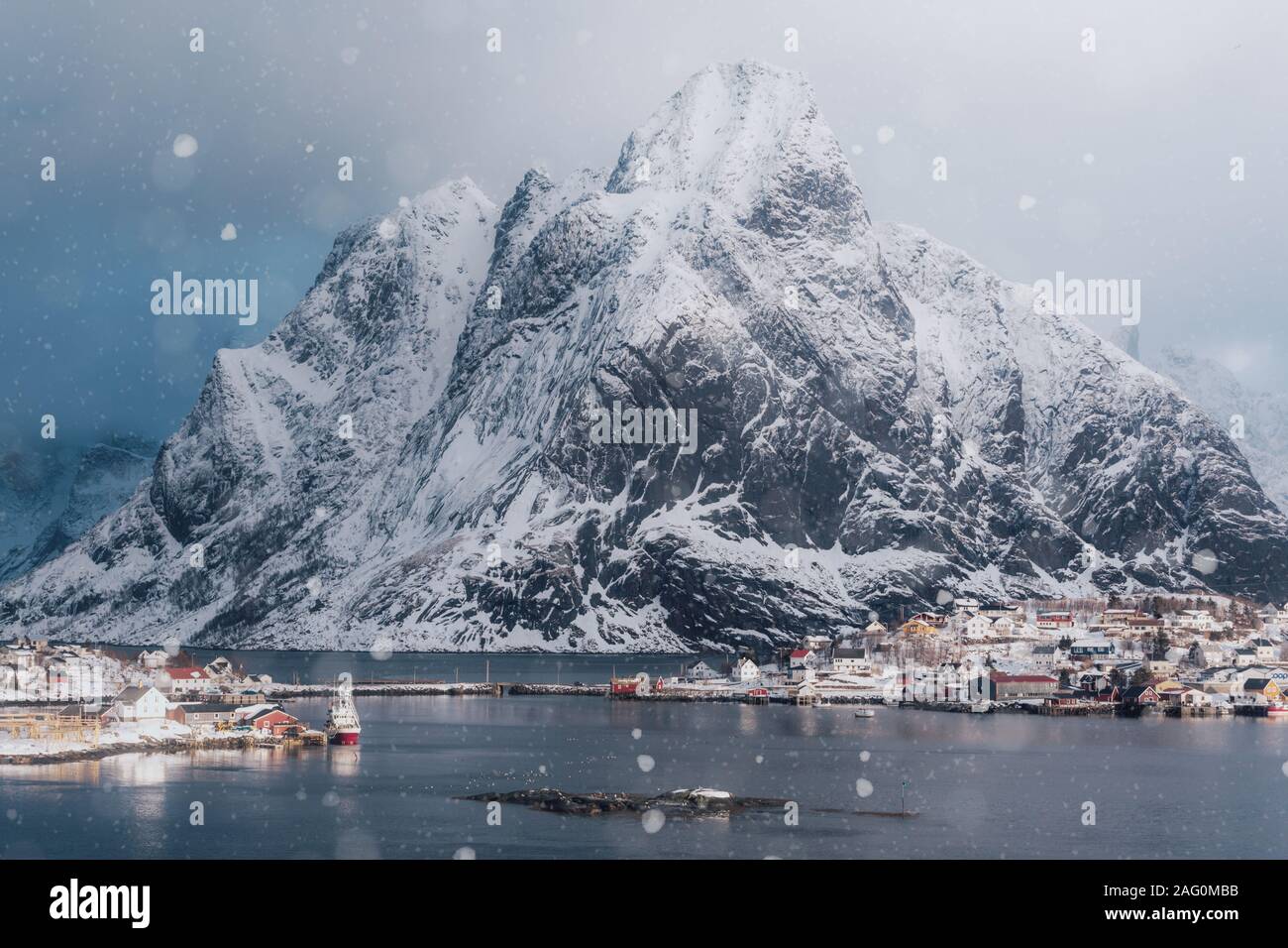 Reine, isole Lofoten in Norvegia. Nevicava paesaggio Foto Stock