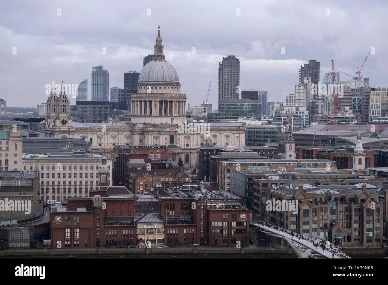 Città di Londra, Regno Unito. 17 novembre 2019. Nuvole grigio sopra la cupola della cattedrale di San Paolo con il Millennium footbridge in primo piano. Credito: Malcolm Park/Alamy. Foto Stock