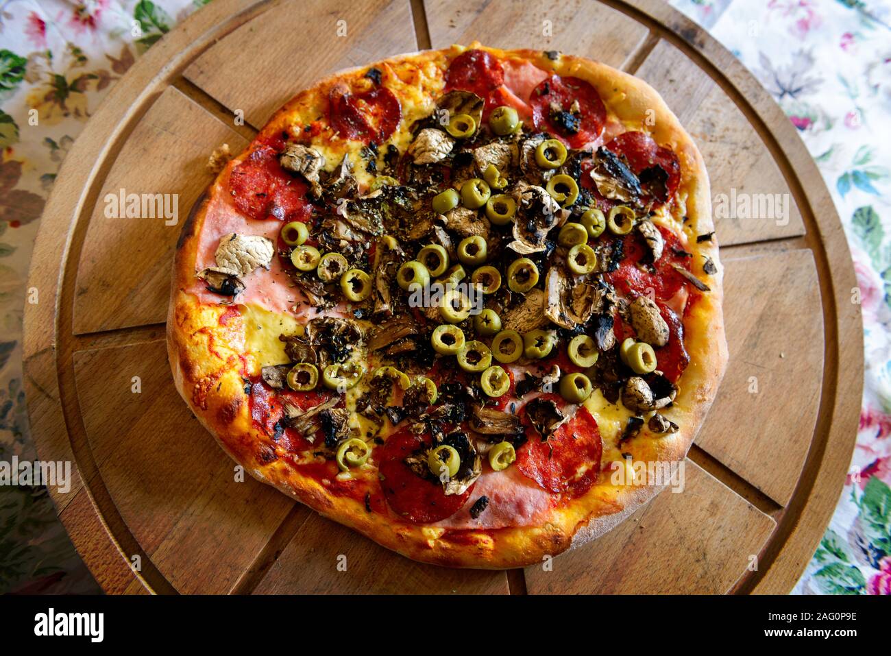 Cuoci la pizza italiana originale a casa - preparazione tradizionale Foto  stock - Alamy