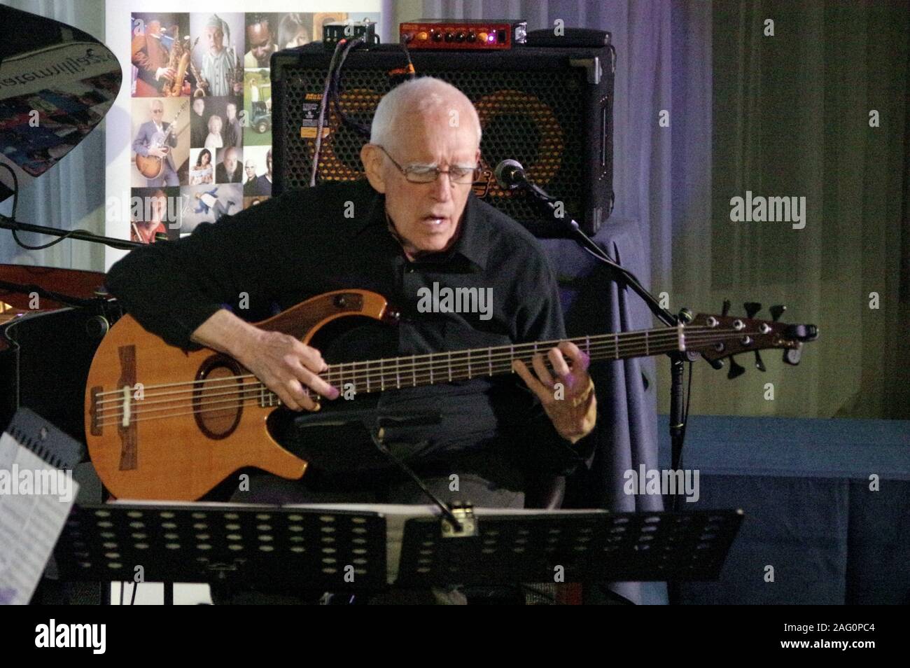 Steve Swallow, semplice canzoni, Watermill Jazz Club, Dorking, Surrey, 19 Nov 2019. Foto Stock