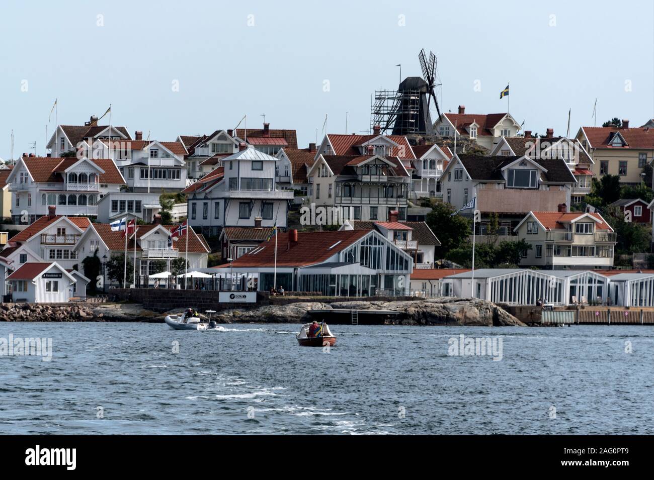 Skyline di Fiskebackskil, un piccolo ex villaggio di pescatori sulla riva del fiordo Gullmarn in Lysekil Comune di Vastra Gotaland County in w Foto Stock