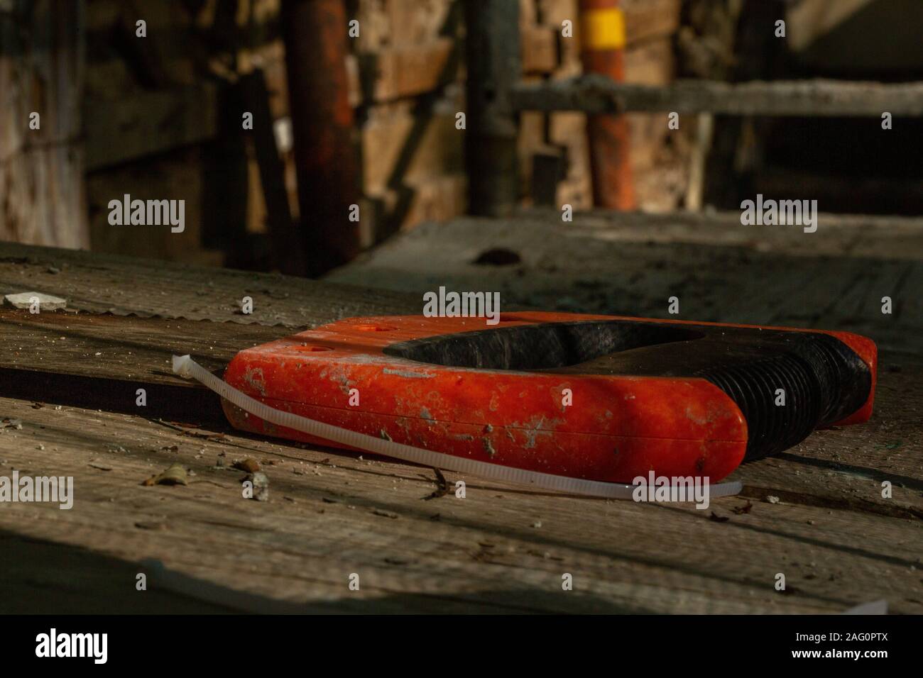 Sega su tavolo di legno Foto Stock
