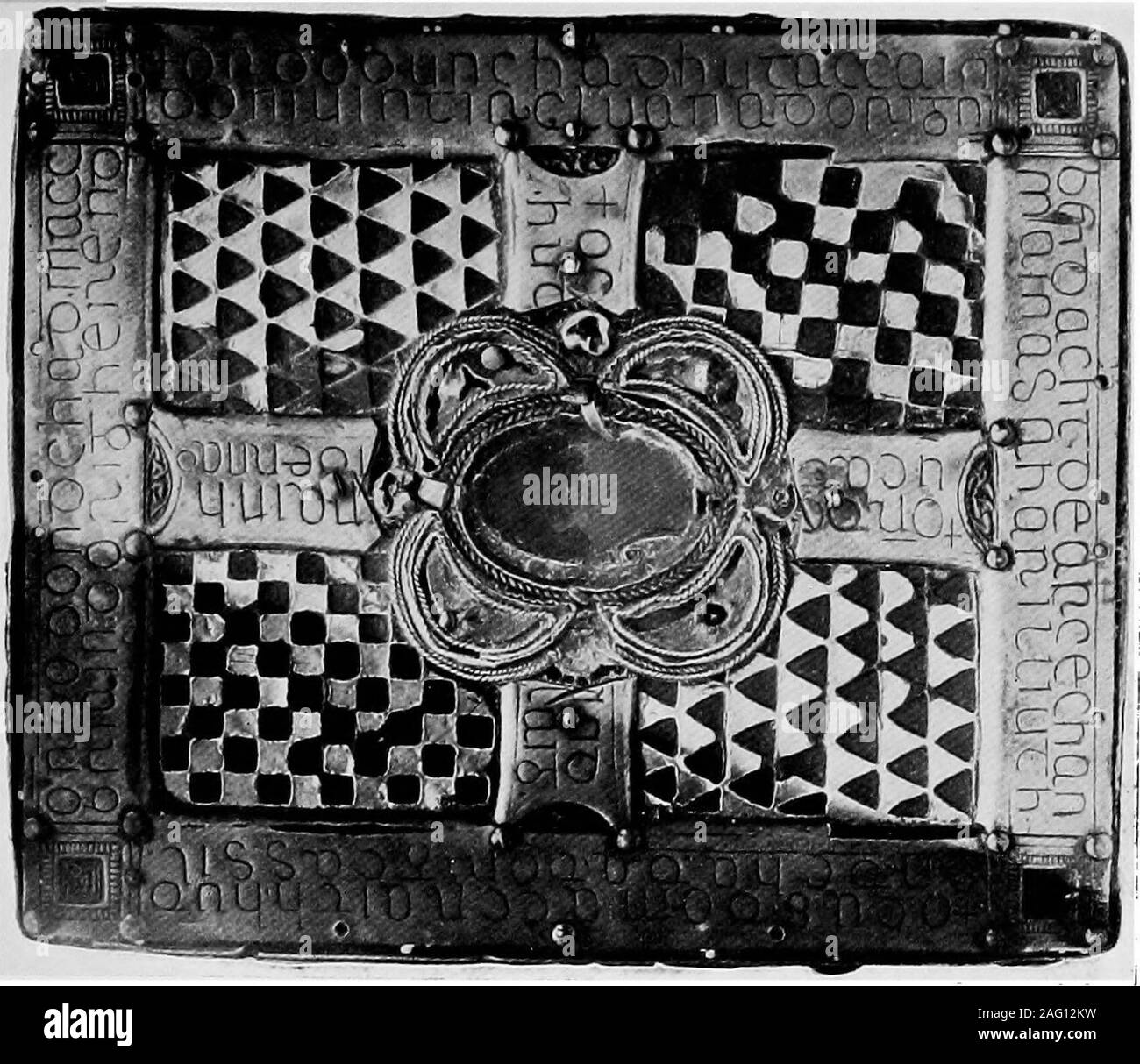 . Old english librerie; il processo decisionale, raccolta e uso dei libri durante il medioevo. scrive.^ Un appartamento di thiskind è particolarmente indicato come sia stato salvato da theflames quando Armagh monastero fu bruciato (1020).Un altro fatto che suggerisce un abbondanza di libri è stato theappointment di una bibliotecaria, che talvolta ha avuto luogo.*Sebbene una speciale prenota-camera e officer sono solo per bemet con molto più tardi rispetto a quanto la migliore età del monachesimo irlandese,ancora si può ragionevolmente supporre di essere l'naturalculmination di un vecchio e le prassi consolidate di makingand utilizzando libri. Tali dichiarazioni non sono tuttavia ne Foto Stock