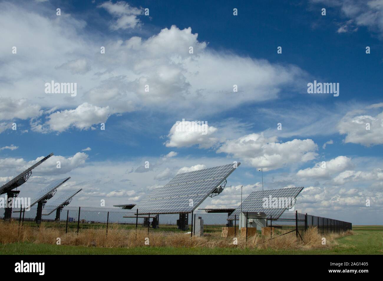 Array di pannelli solari nella prateria aperta Foto Stock