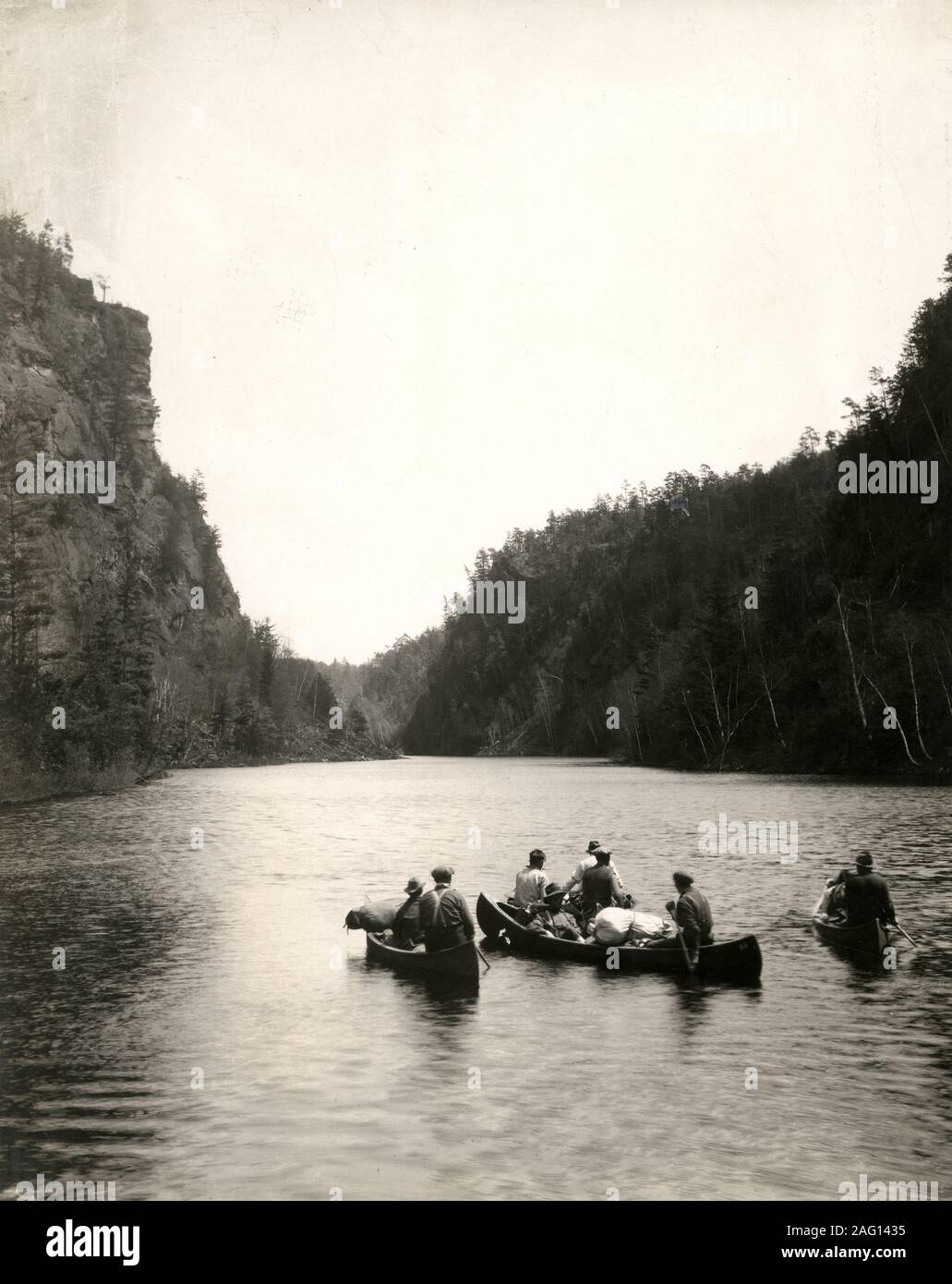 Nei primi anni del XX secolo vintage premere fotografia - canoa verso il basso di una distanza fiume canadese, Alongquin Park Foto Stock