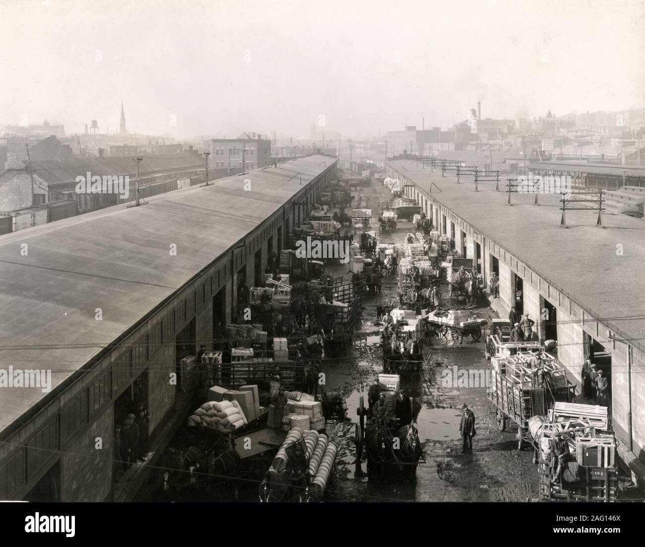 Nei primi anni del XX secolo vintage premere fotografia - magazzini e merci in una città canadese, c.1920 Foto Stock