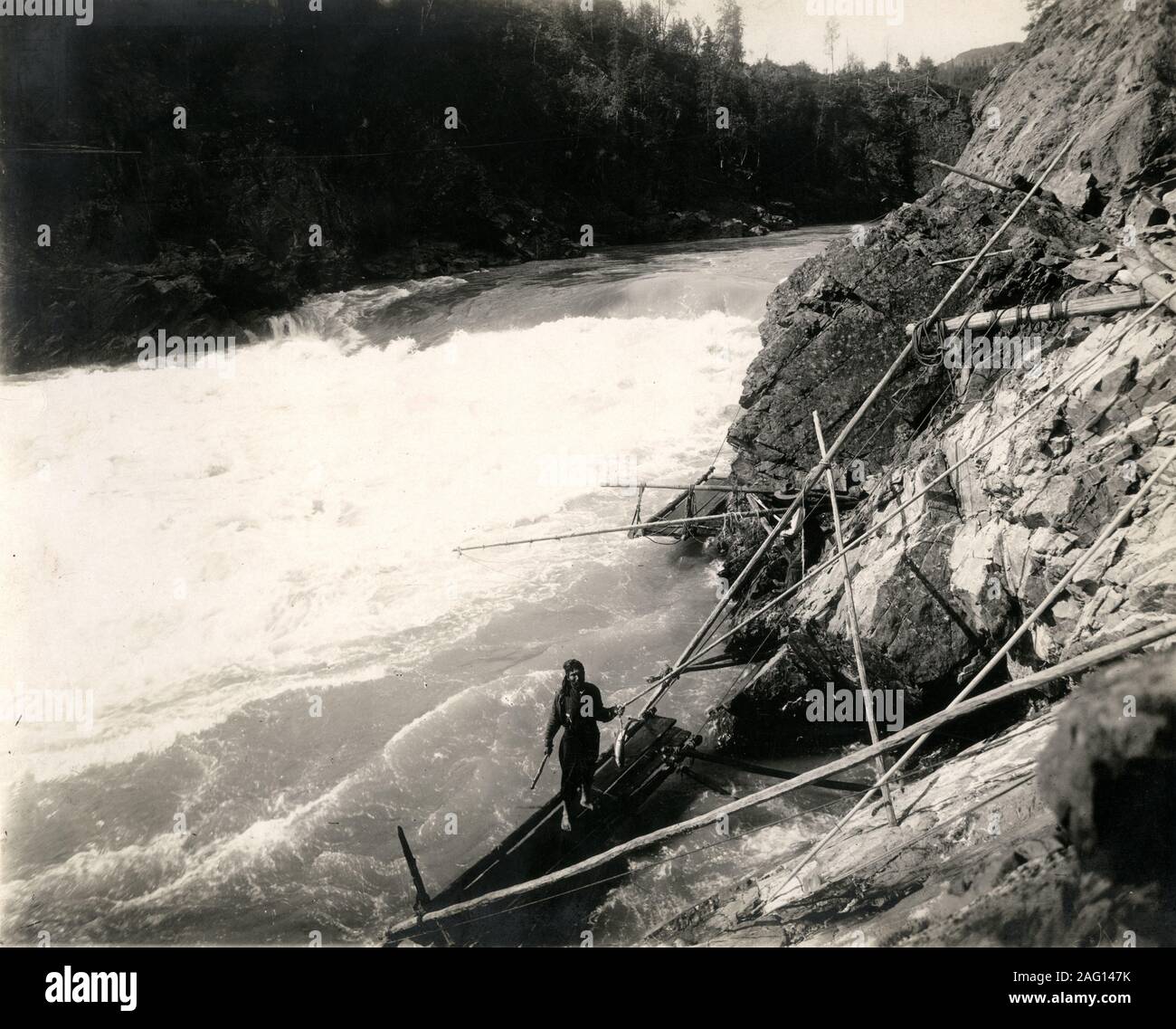 Nei primi anni del XX secolo vintage premere fotografia - trappole di pesce su un fiume che infuria in Canada Foto Stock