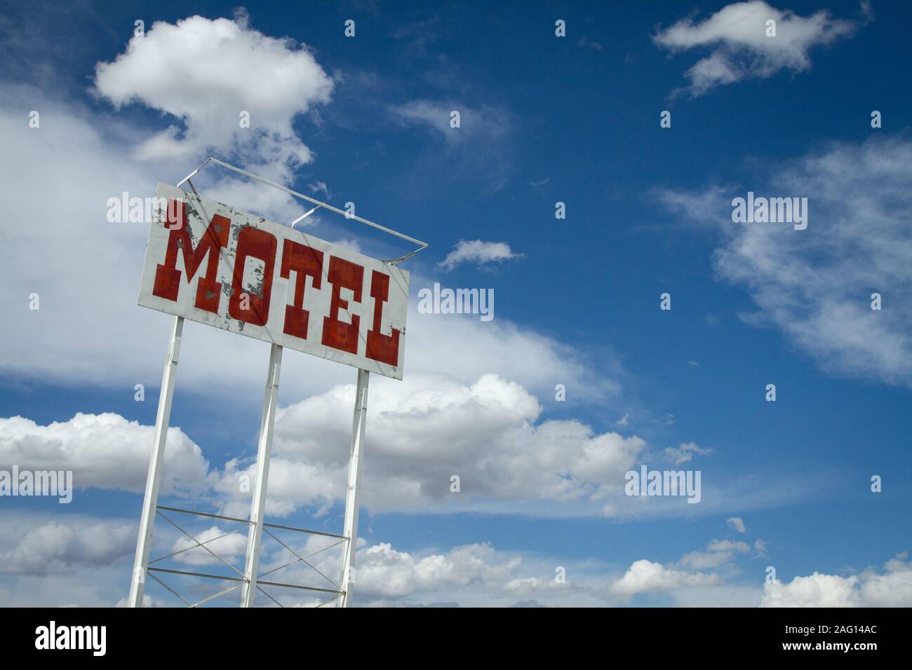 Retrò Motel segno e nuvole Foto Stock