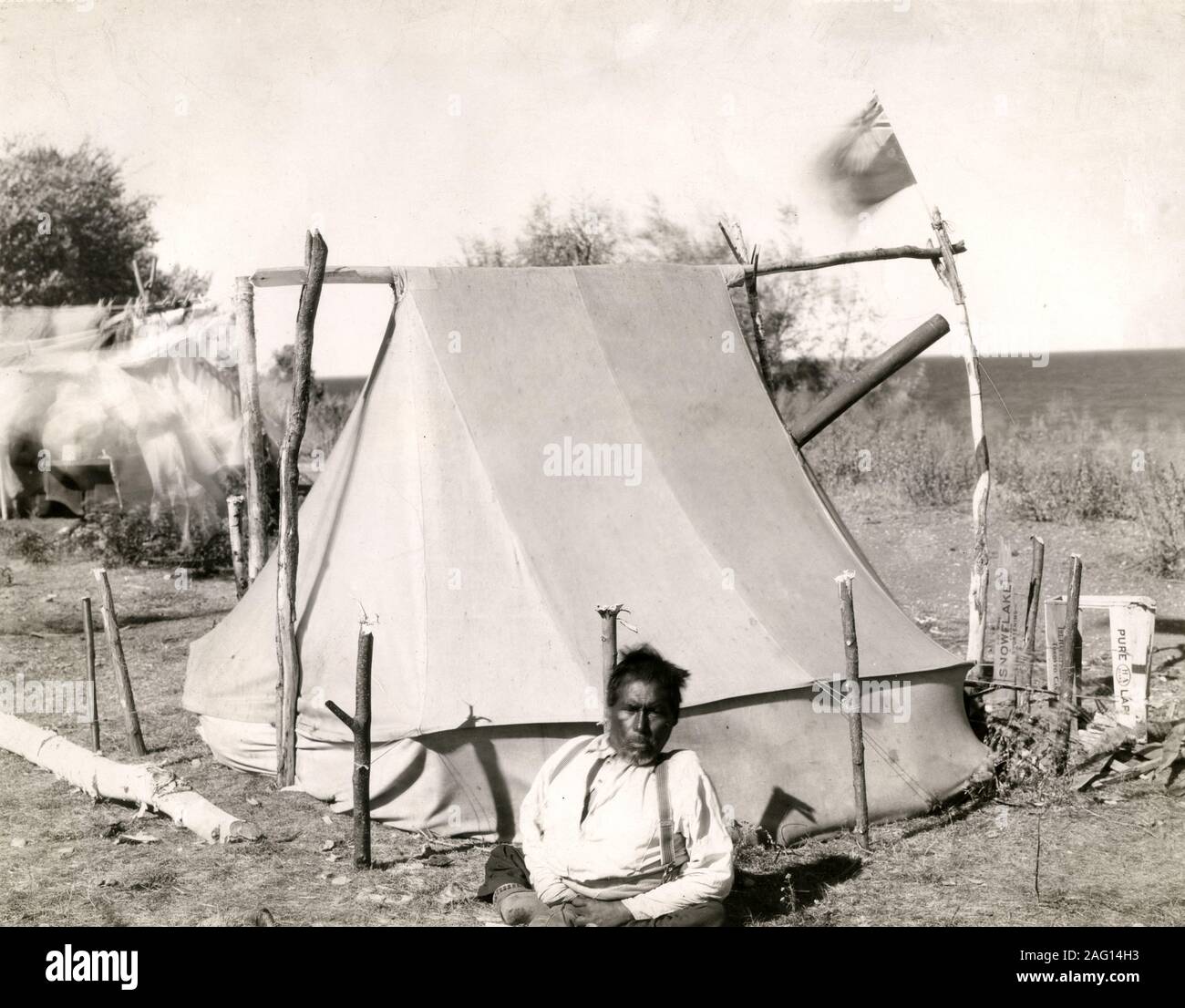 Nei primi anni del XX secolo vintage premere fotografia - Nativi Nord Americani al di fuori della sua tenda, Canada Foto Stock