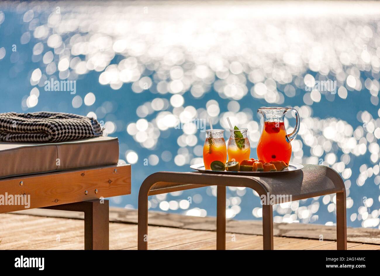 frutta e cocktail sul tavolo vicino al mare Foto Stock