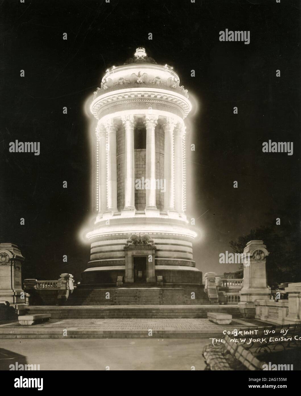 Nei primi anni del XX secolo vintage premere fotografia - soldati e marinai monumento 89st e Riverside Drive, New York, illuminate da luce elettrica Foto Stock