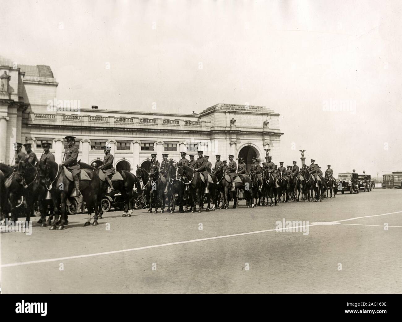 Nei primi anni del XX secolo vintage premere fotografia - US cavalry escort per Preident Gerardo Machado y Morales in visita a Washington 1925 Foto Stock