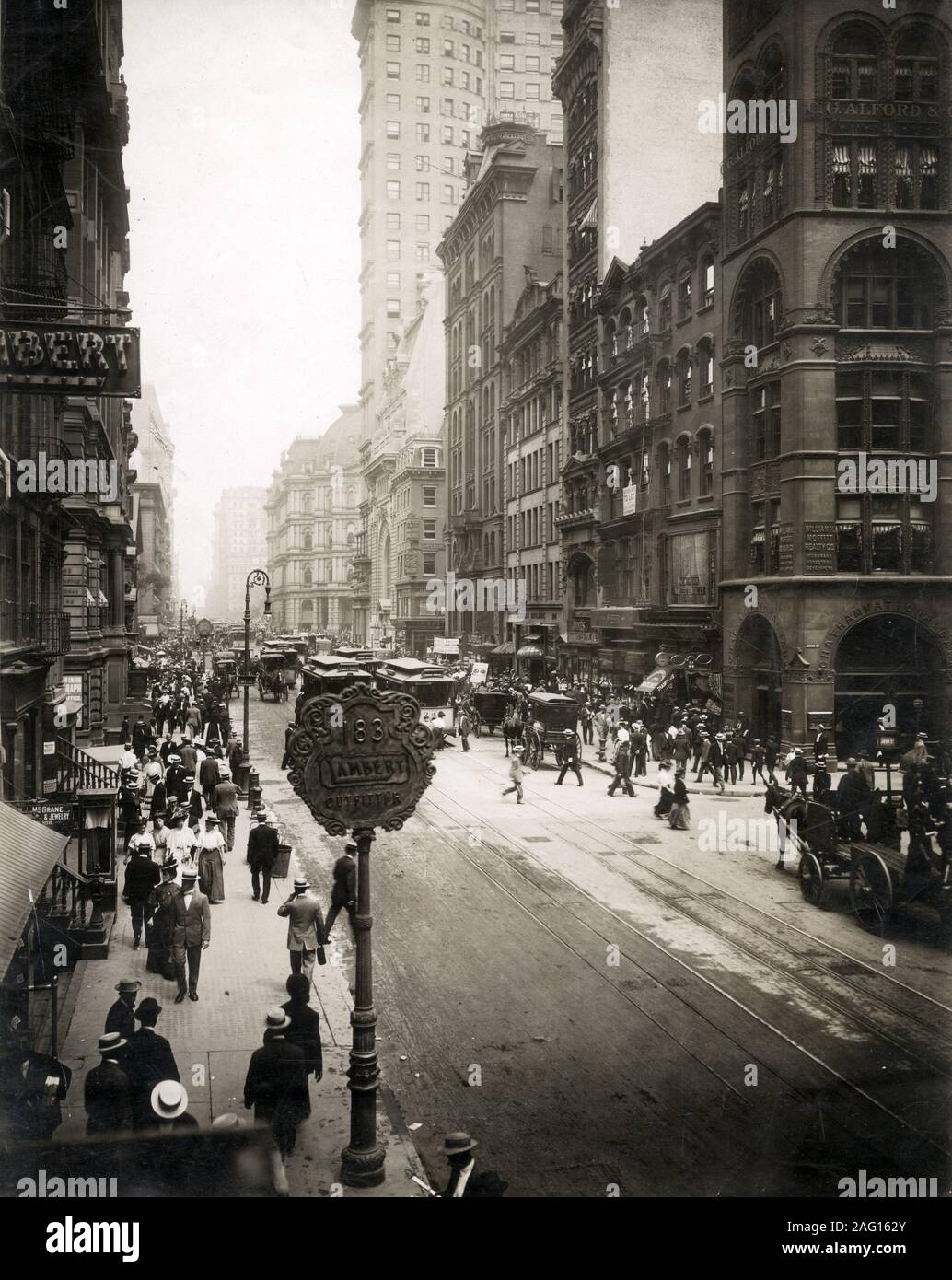 Nei primi anni del XX secolo vintage premere fotografia - Scene di strada, Manhattan, New York, circa 1920s - eventualmente la Quinta Avenue. Foto Stock