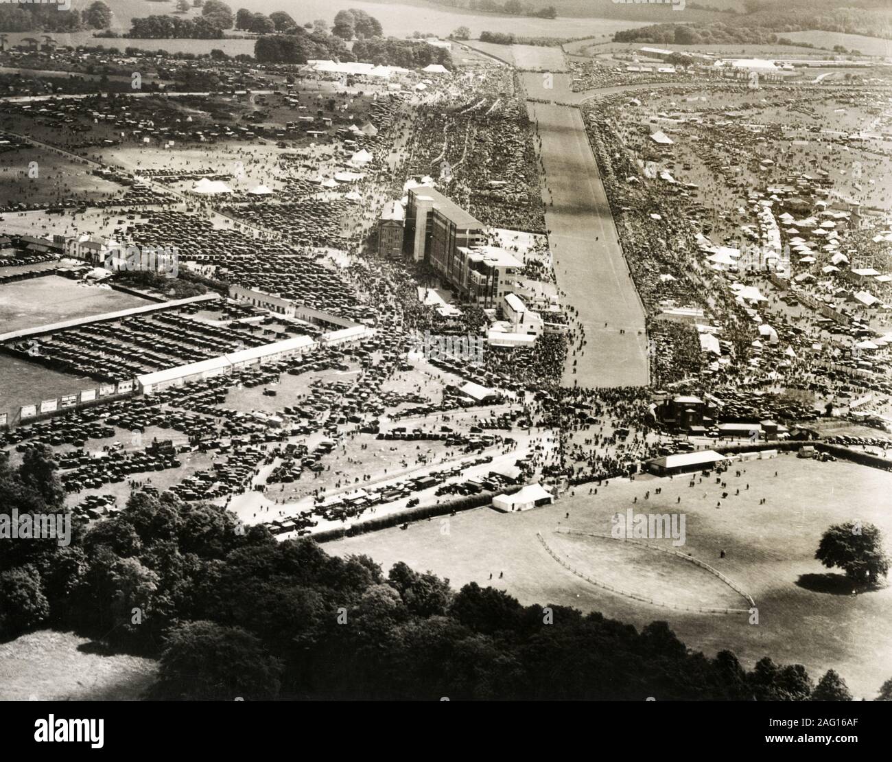 Nei primi anni del XX secolo vintage premere fotografia - Churchill Downs racecourse, una vista aerea adottate sulla Derby giorno nel 1920s. Corse di cavalli. Foto Stock