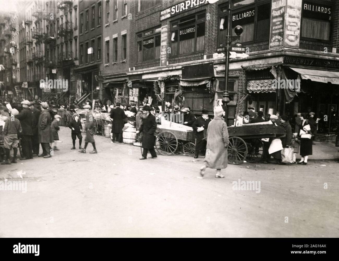 Nei primi anni del XX secolo vintage premere fotografia - spingere il carrello fornitori Lower East Side di Manhattan, New York, c.1920s Foto Stock