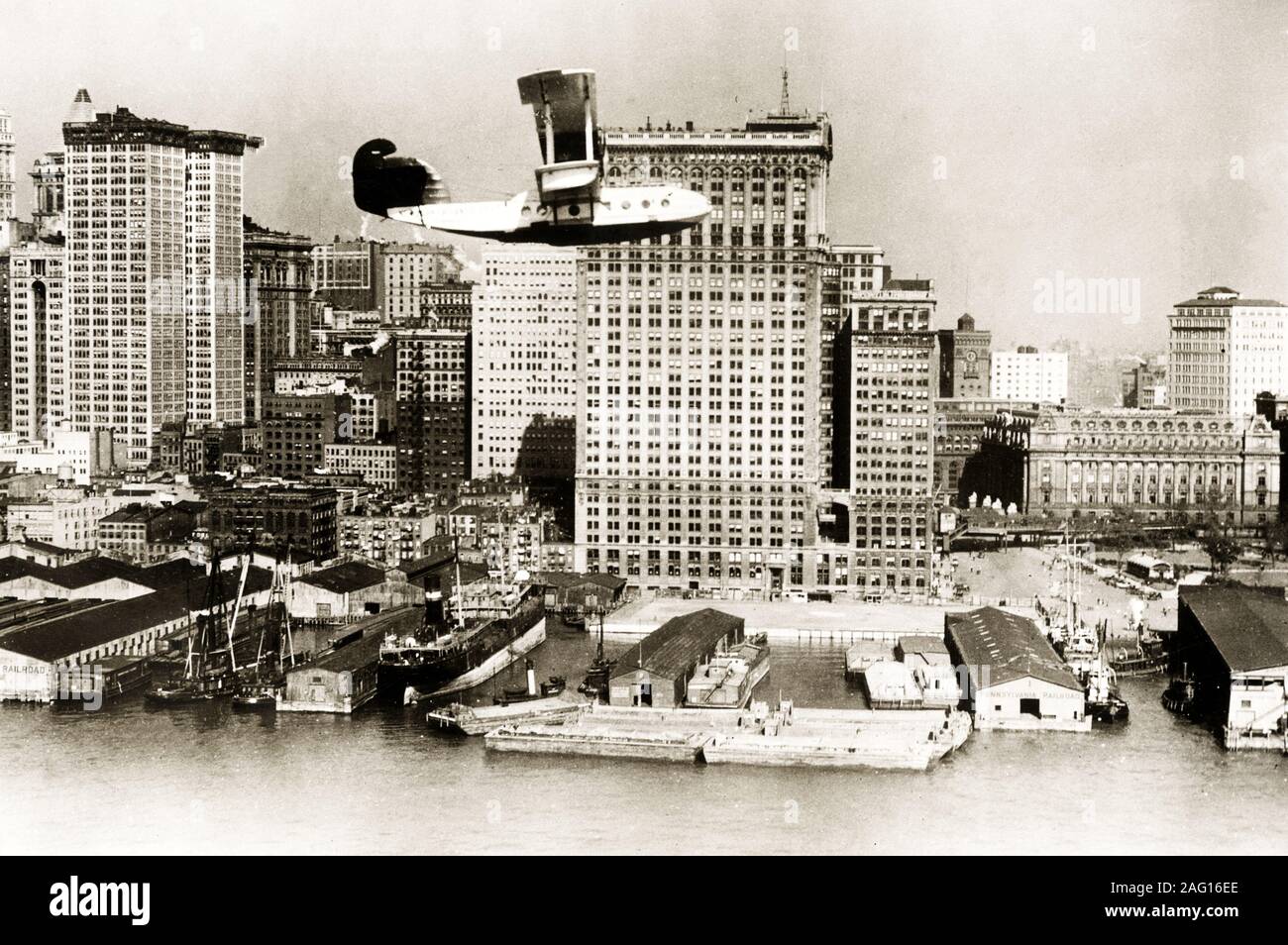 Nei primi anni del XX secolo vintage premere fotografia - Manhattan skyline di New York, 1920S con passeggero flying boat Santa Maria oltre il fiume Hudson. Savoia-Marchetti S.55 Foto Stock