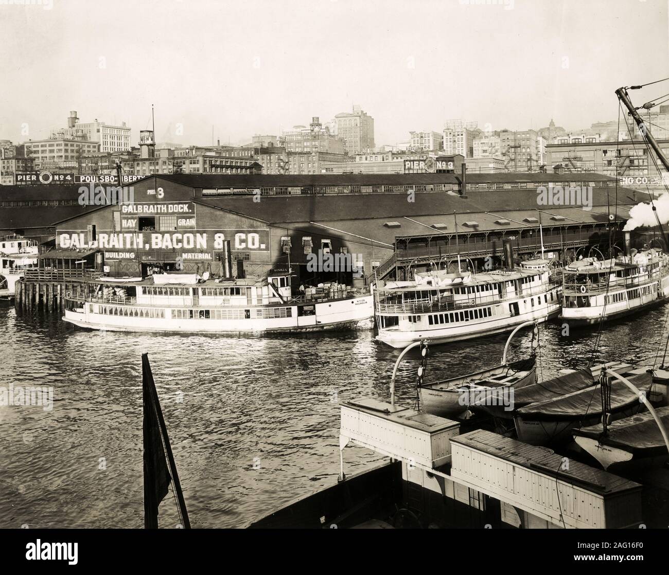 Nei primi anni del XX secolo vintage premere fotografia - magazzini e navi passeggeri sul fronte mare di Seattle, Washington, Galbraith Dock. Foto Stock