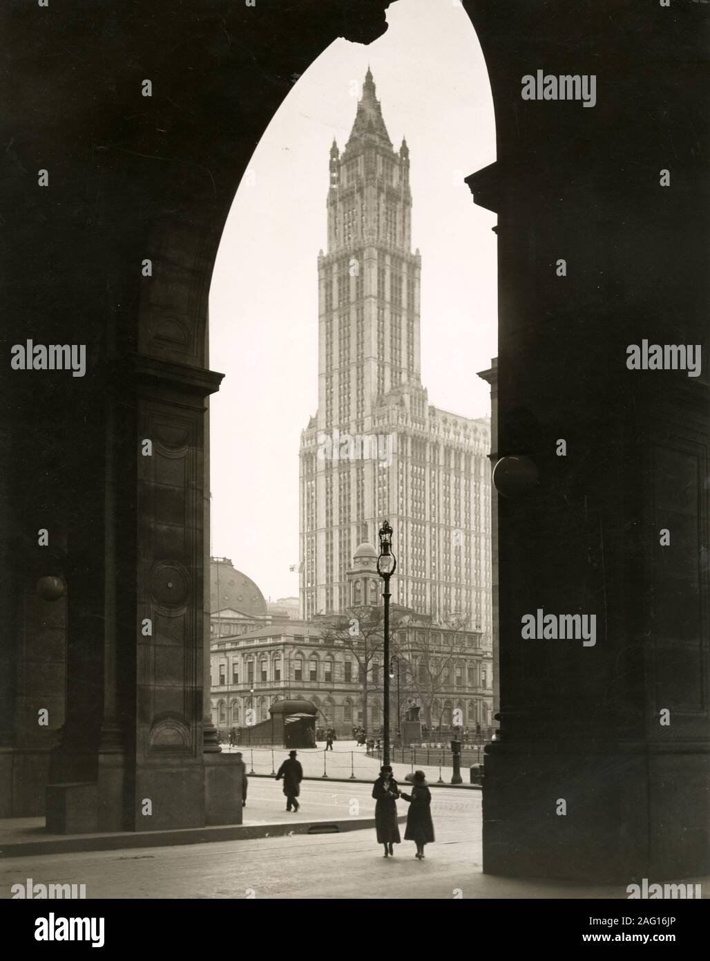 Nei primi anni del XX secolo vintage premere fotografia - Vista del Woolworth Building, Manhattan, New York, attraverso un arco. Foto Stock