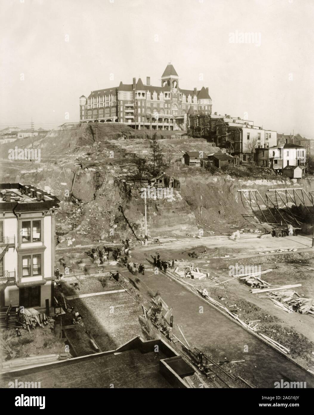 Nei primi anni del XX secolo vintage premere fotografia - Vista del Denny regarde in corso sul 2° Avenue Seattle, con il vecchio Denny / Washington hotel in cima alla collina. Foto Stock