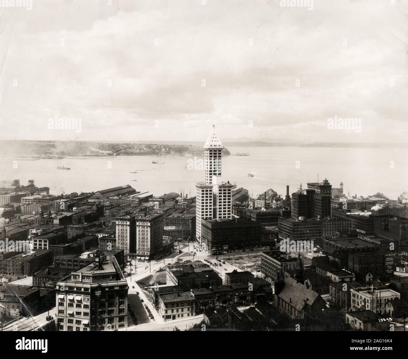 Nei primi anni del XX secolo vintage premere fotografia - vista verso l'Oceano Pacifico, che mostra il dock di Seattle, Washington, c.1920s. Foto Stock